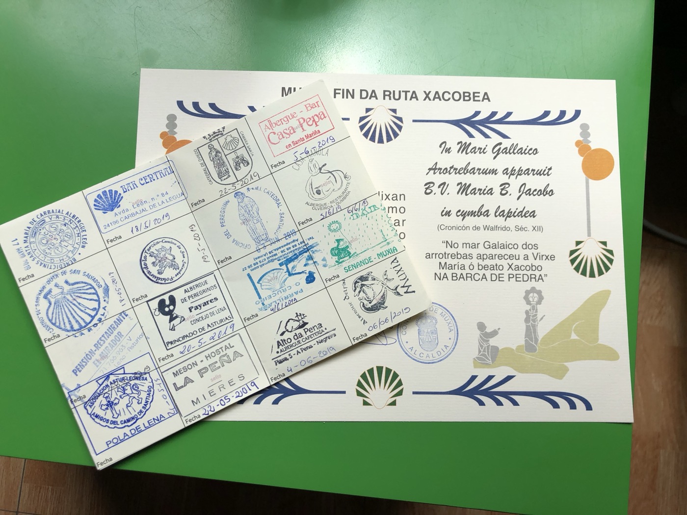 Credencial a Compostela: poutnický pas a razítka na Caminu