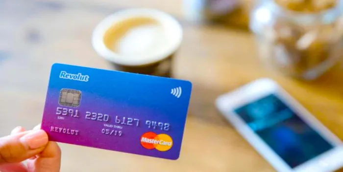 Platební karta Revolut, kterou používám na cestách i na Caminu