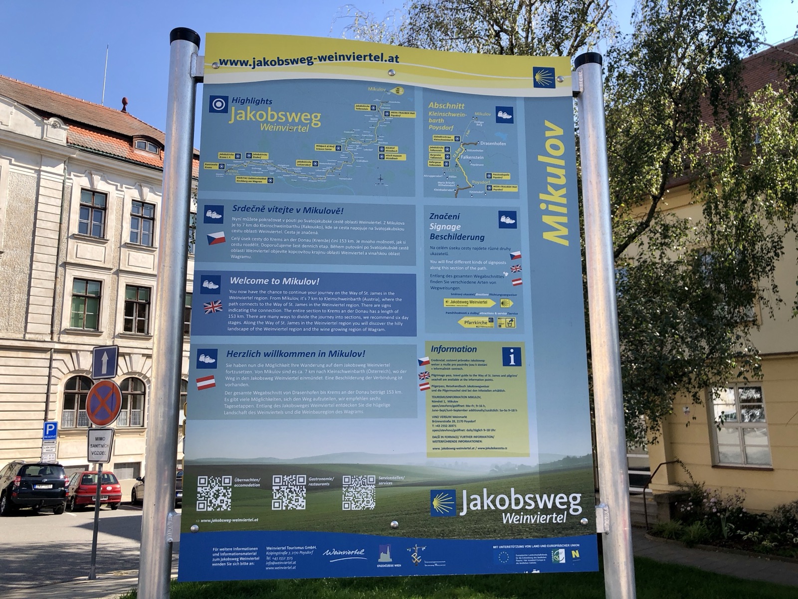 Dřevěná schránka na razítka s nápisem Svatojakubská cesta na jižní Moravě a mušlí svatého Jakuba s červeným křížem