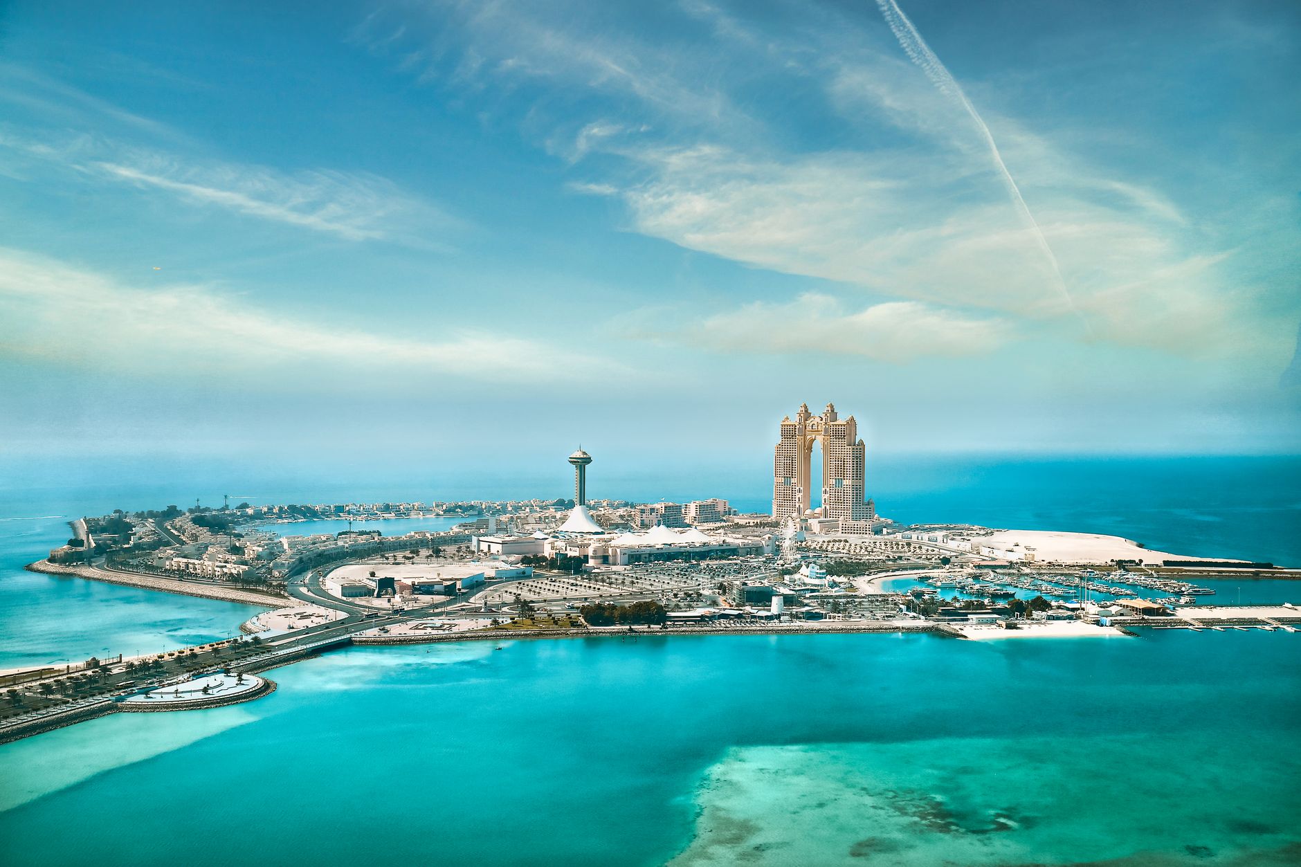 Panorama mrakodrapů Abu Dhabí podél nábřeží Corniche u Perského zálivu