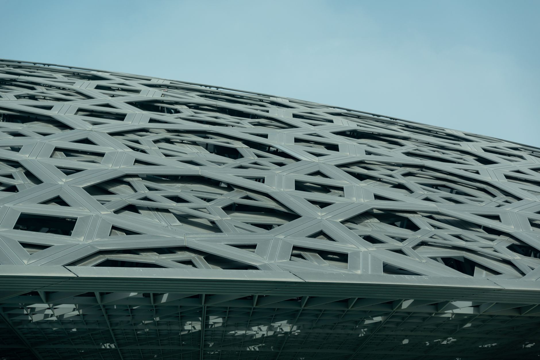 Moderní zakřivená architektura kupole muzea Louvre Abu Dhabí na ostrově Saadiyat