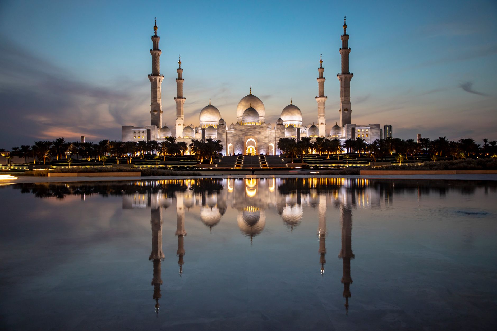 Bílá Mešita šejka Zájida v Abu Dhabí s kupolemi a minarety za soumraku