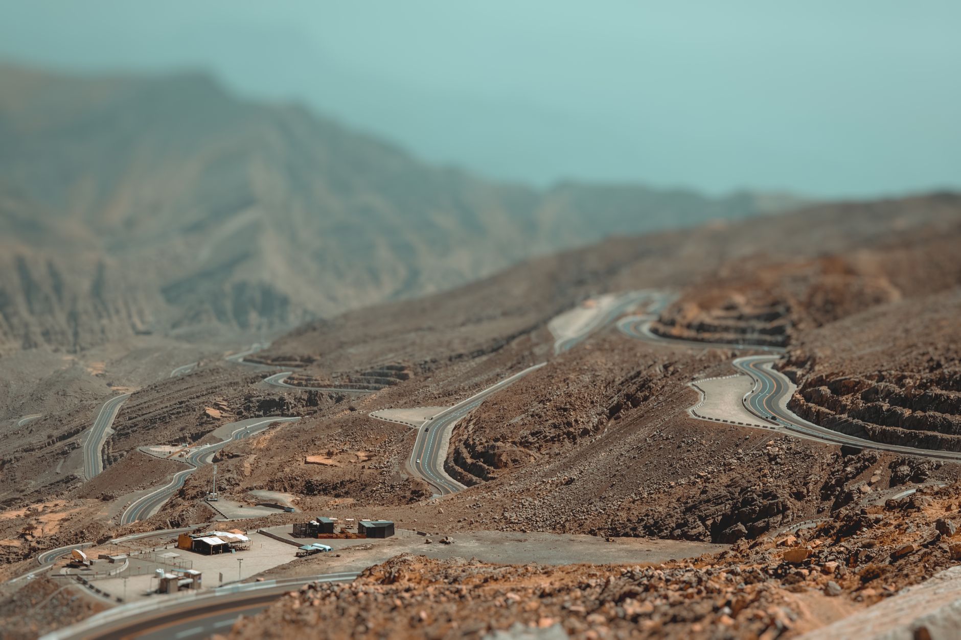 Horská silnice se serpentinami stoupajicí na vrchol hory Jebel Hafeet u Al Ain