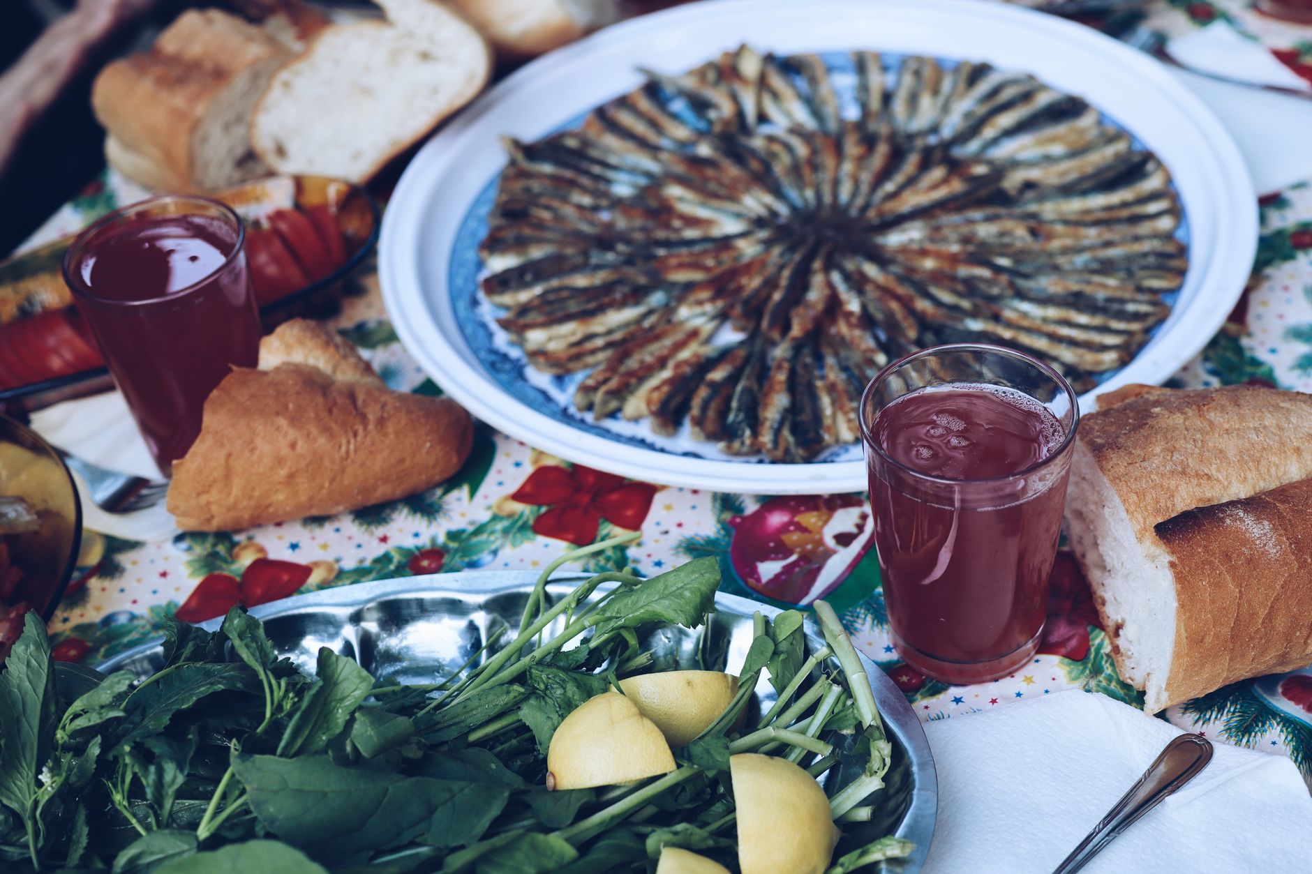 Grilované sardinky na talíři s citronem a chlebem v portugalské taverně