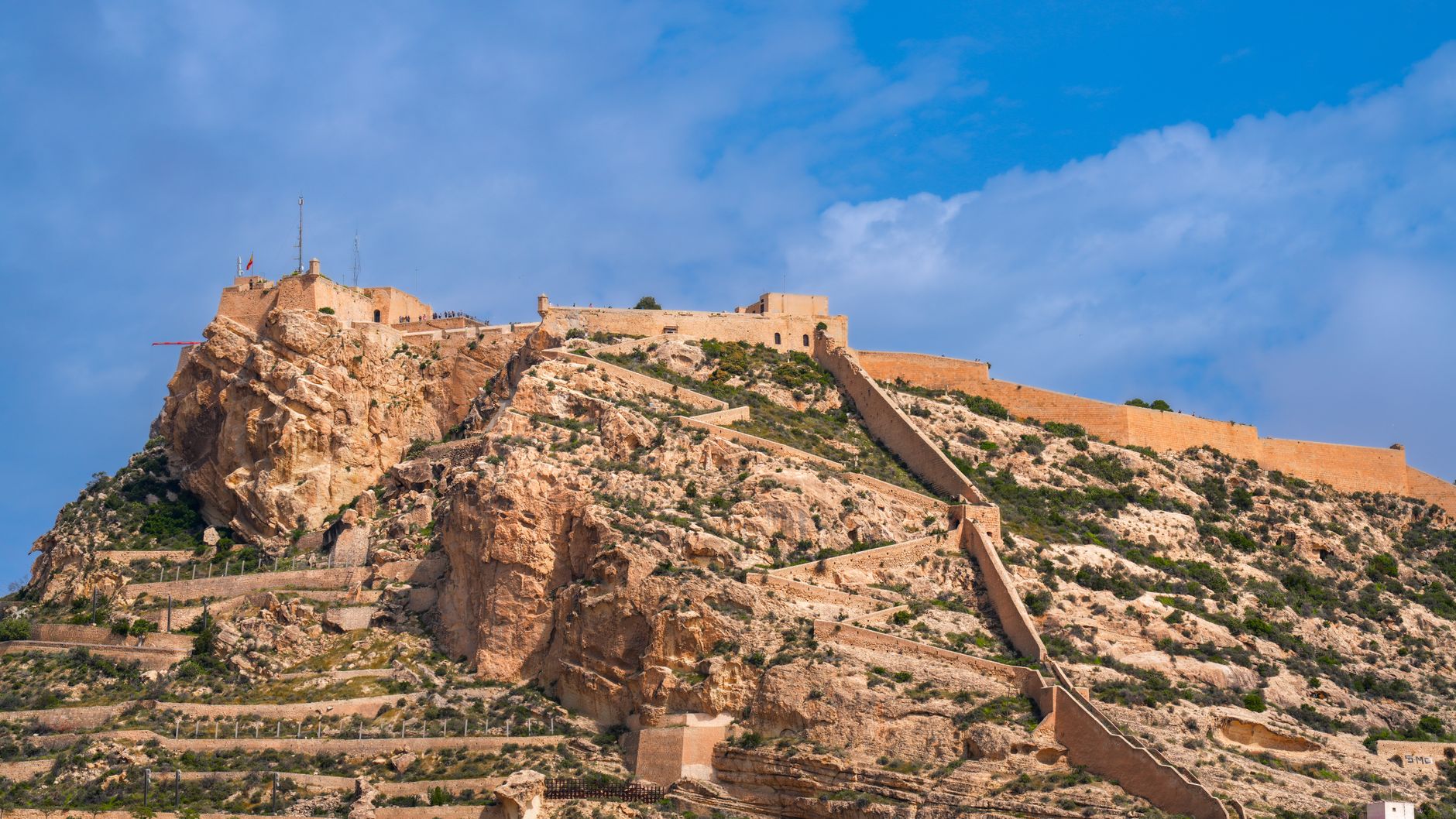 Pohled na hrad Santa Bárbara na vrcholu hory Benacantil nad Alicante