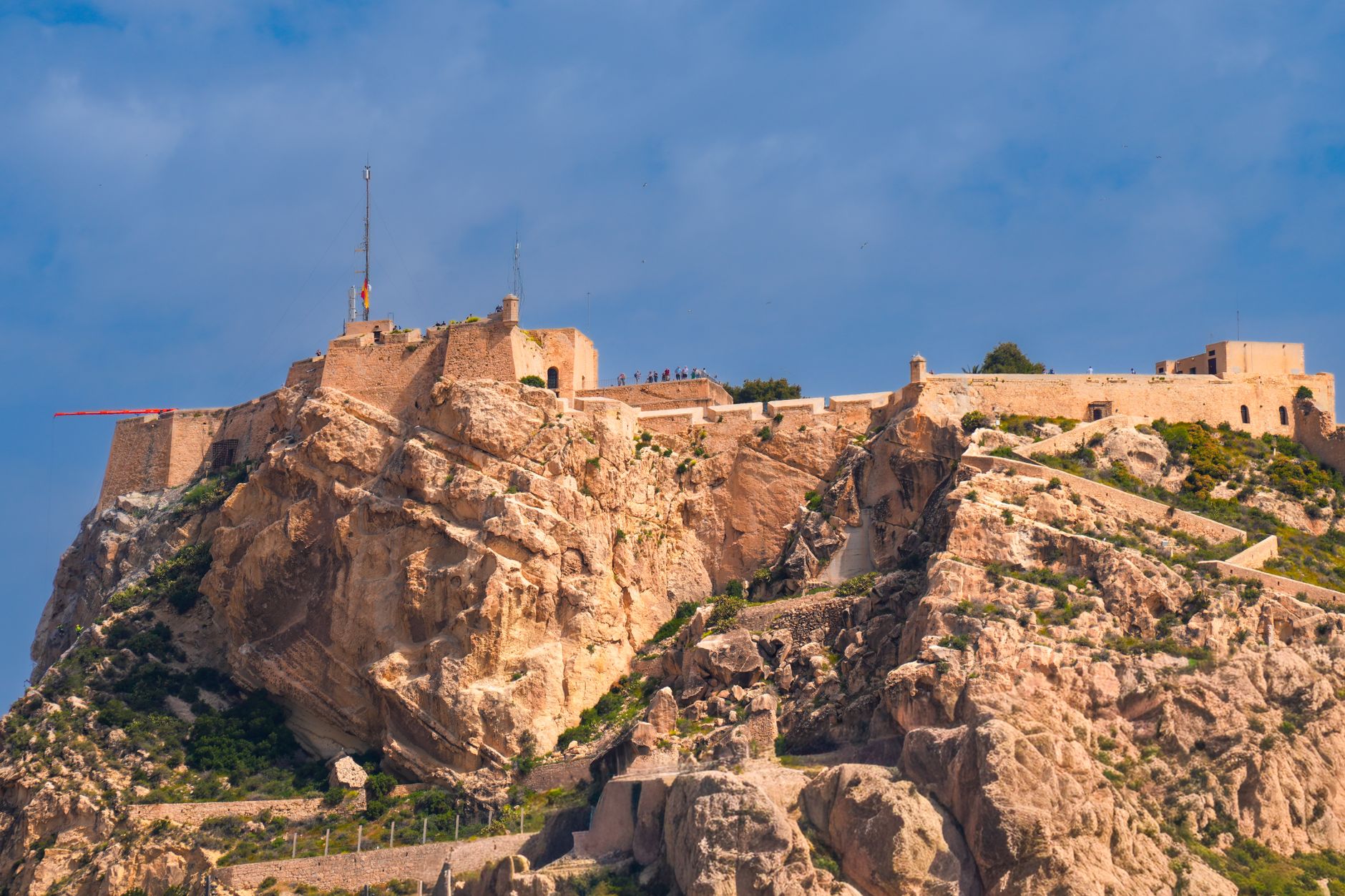 Hrad Santa Bárbara nad městem Alicante a pláží Postiguet u Středozemního moře
