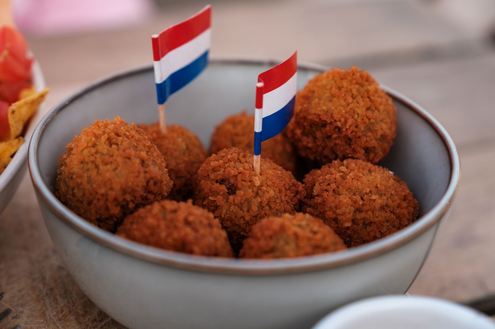 Talíř nizozemských sýrů a bitterballen na stole v amsterodamské hospůdce