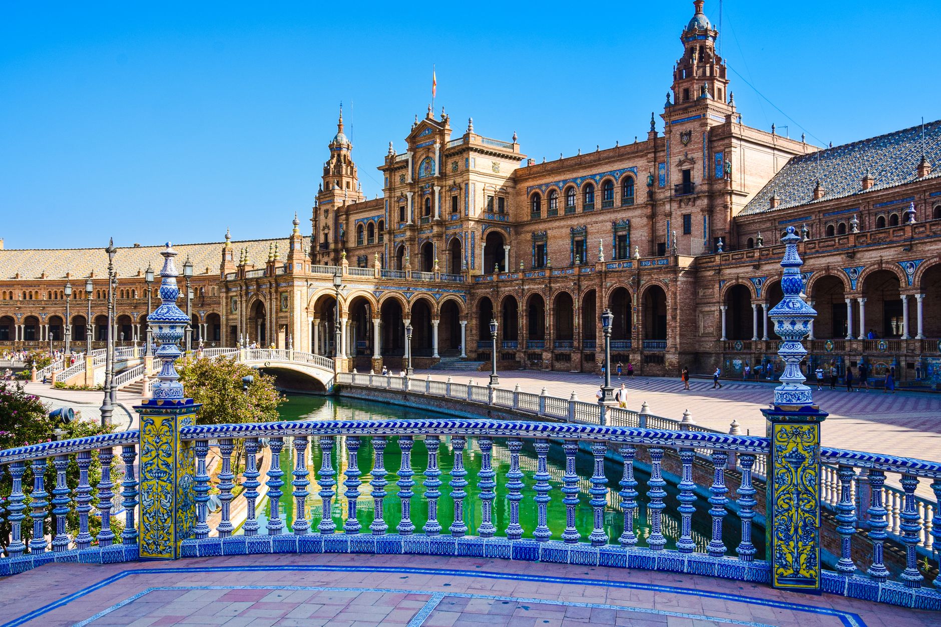 Půlkruhové náměstí Plaza de España v Seville s kanálem a kachličkovými výklenky