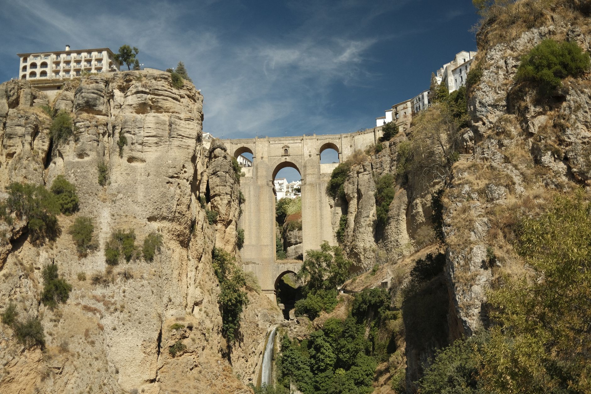 Most Puente Nuevo nad hlubokou roklí ve městě Ronda v Andalusii