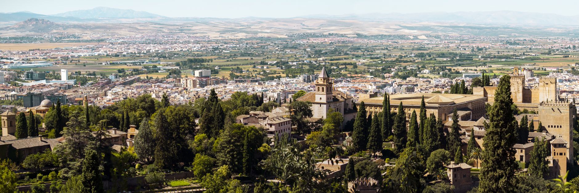 Panorama Alhambry v Granadě s pohořím Sierra Nevada v pozadí za soumraku