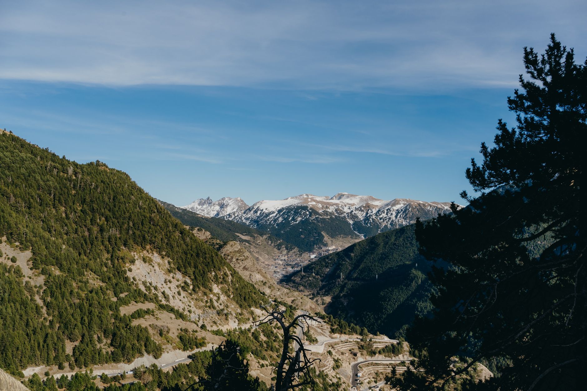 Panoramatický výhled na zelená pohoří Pyrenejí v Andoře v létě