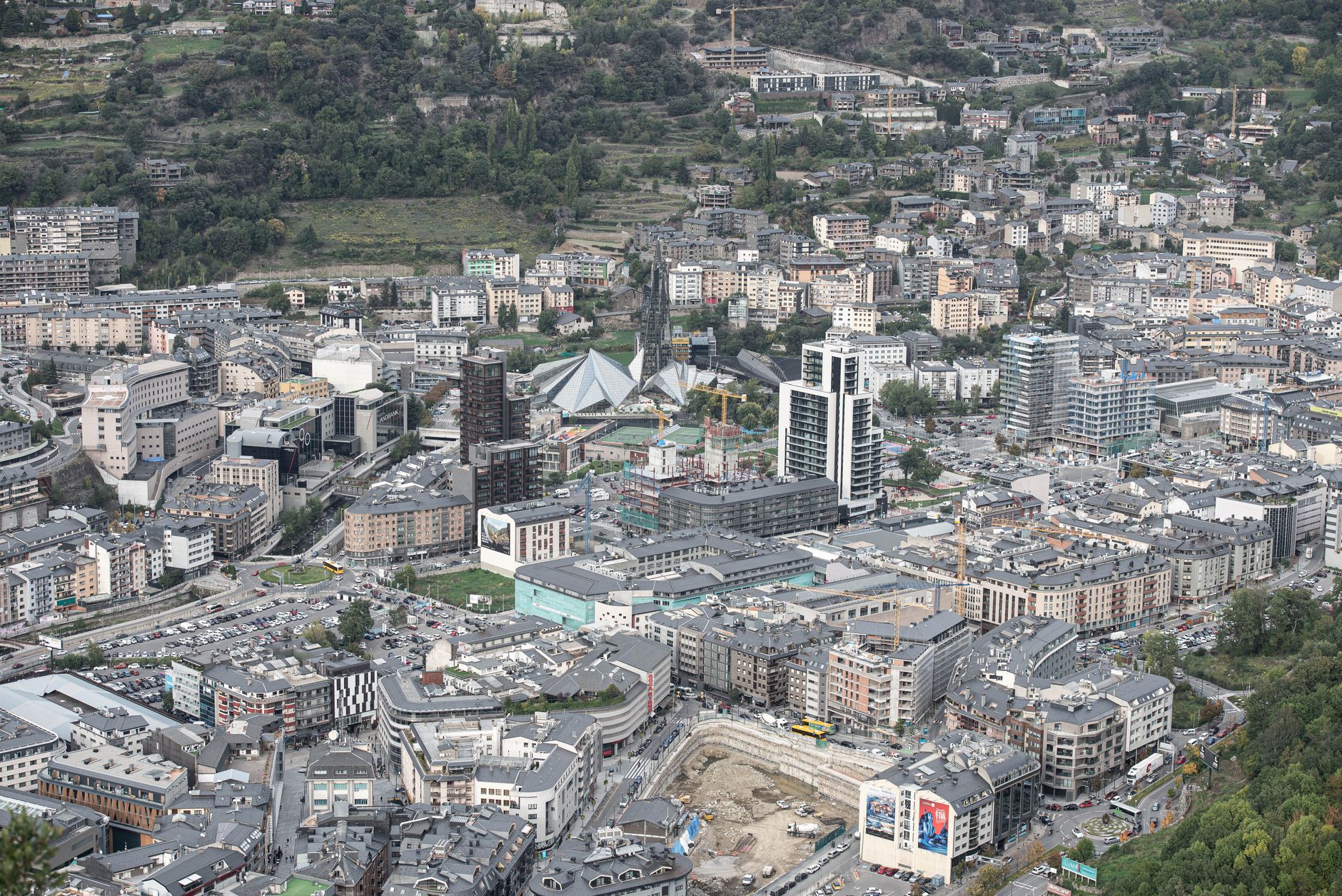 Pohled na město Andorra la Vella v údolí obklopeném vrcholky Pyrenejí