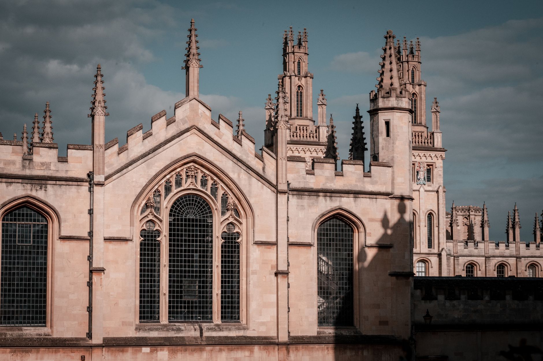 Historické univerzitní budovy a věže města Oxford v Anglii za slunečného dne