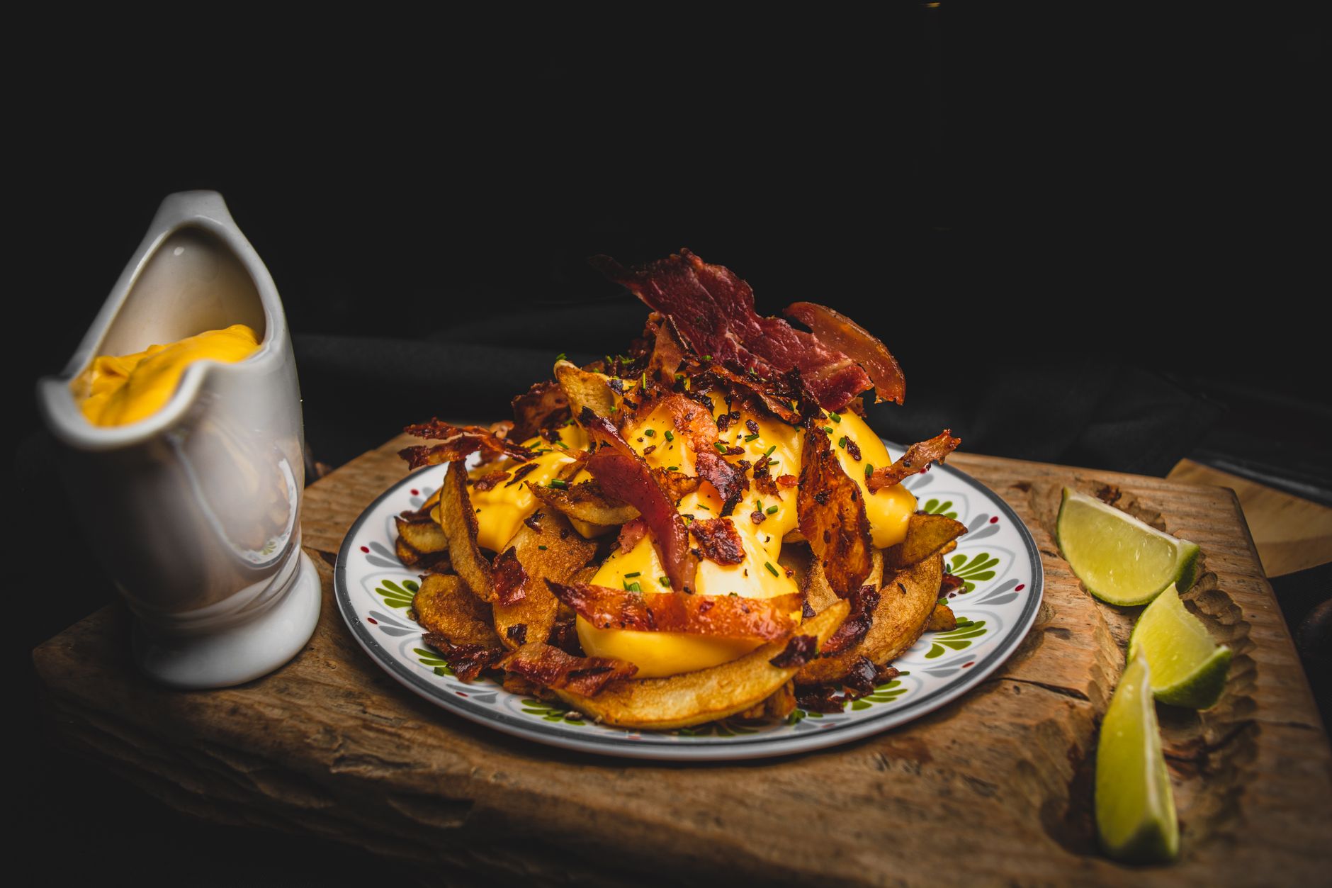 Talíř savojské speciality tartiflette se zapečenými bramborami, sýrem a slaninou