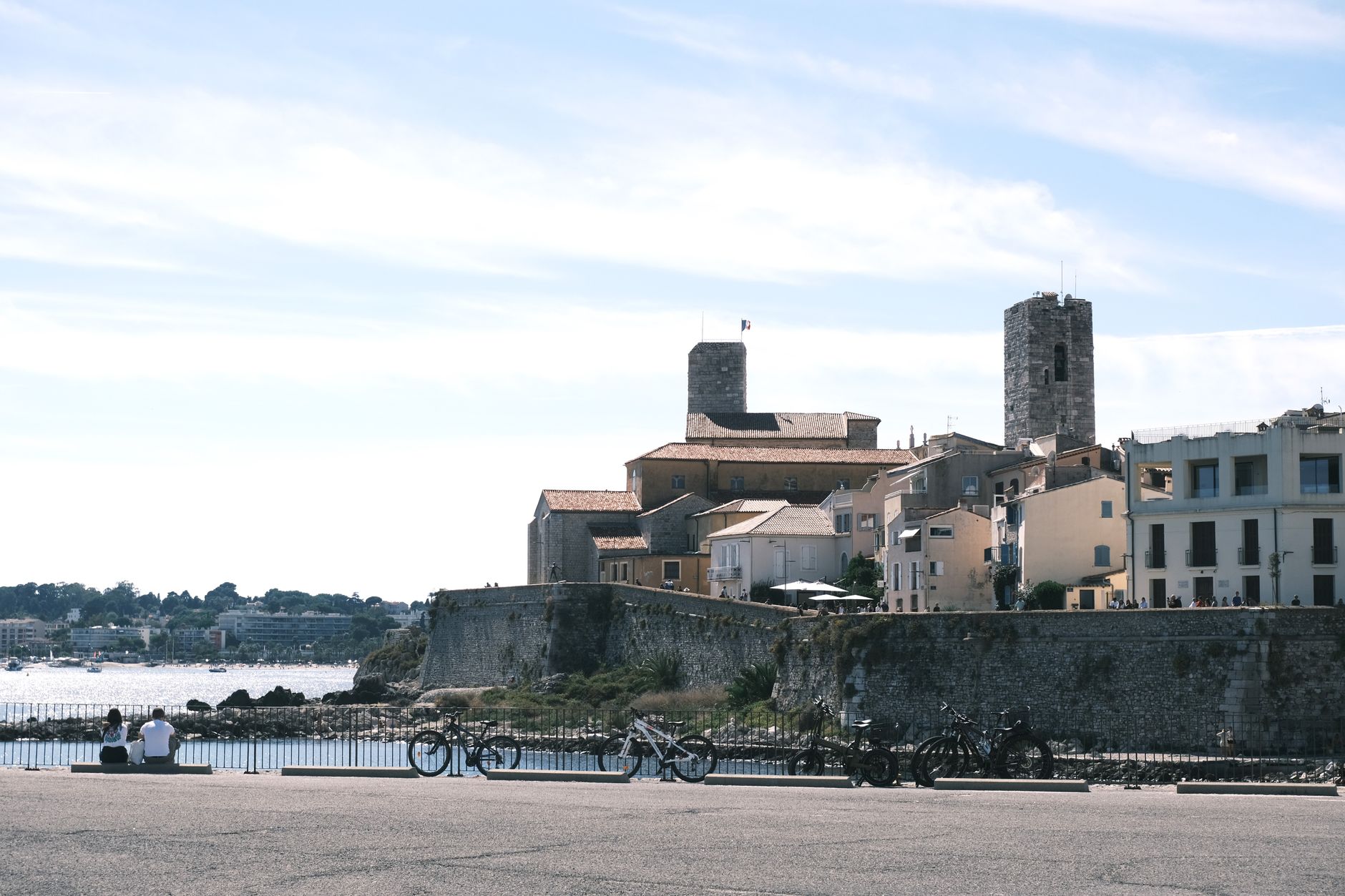 Hvězdicová pevnost Fort Carré nad přístavem v Antibes na výběžku nad mořem