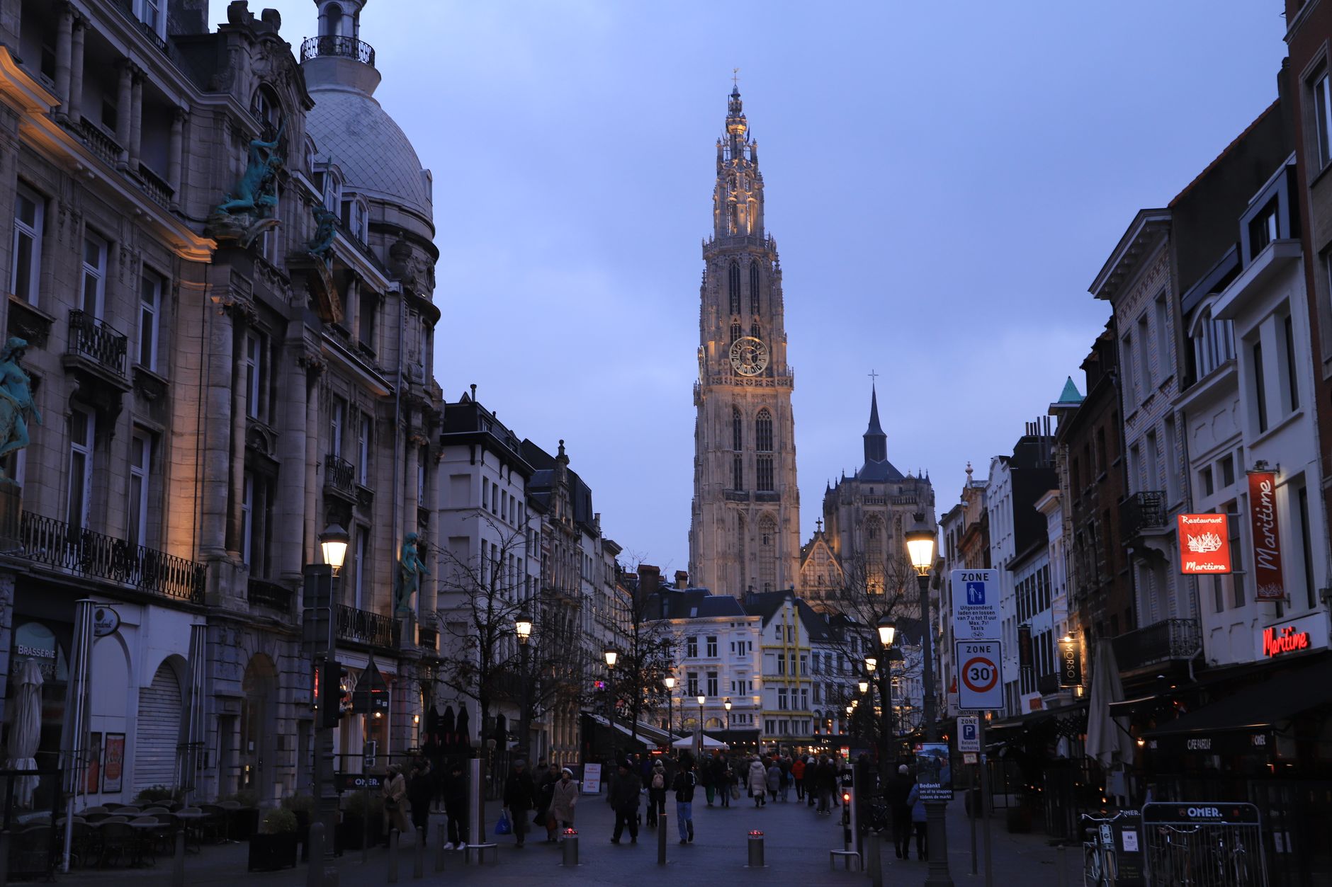 Gotická katedrála Panny Marie nad historickými cechovními domy na náměstí Grote Markt v Antverpách