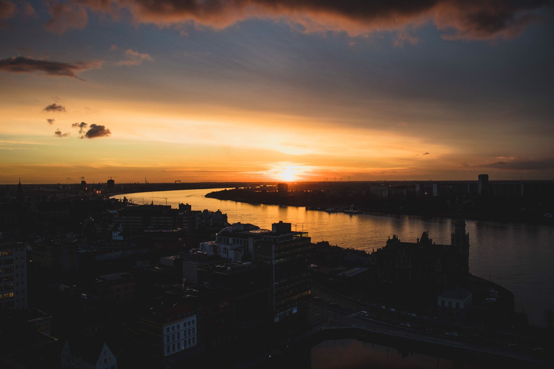 Historické nádraží Antwerpen-Centraal s prosklenou kupolí a kamennou fasádou v Antverpách