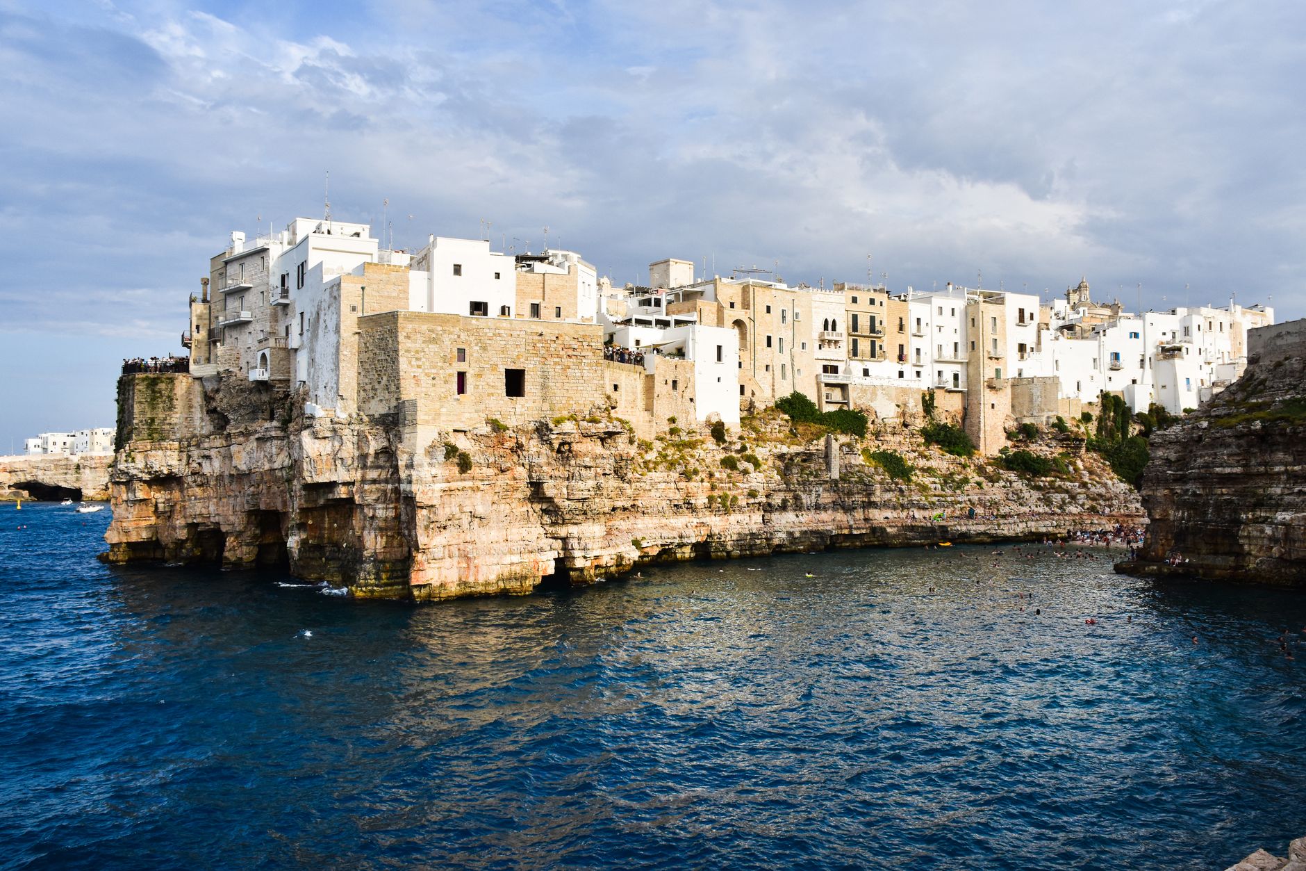Městečko Polignano a Mare na bílých útesech nad tyrkysovým mořem v Apulii