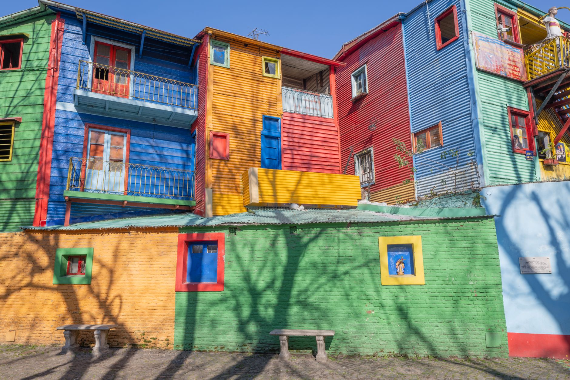 Barevné domy ve čtvrti La Boca v Buenos Aires podél ulice Caminito