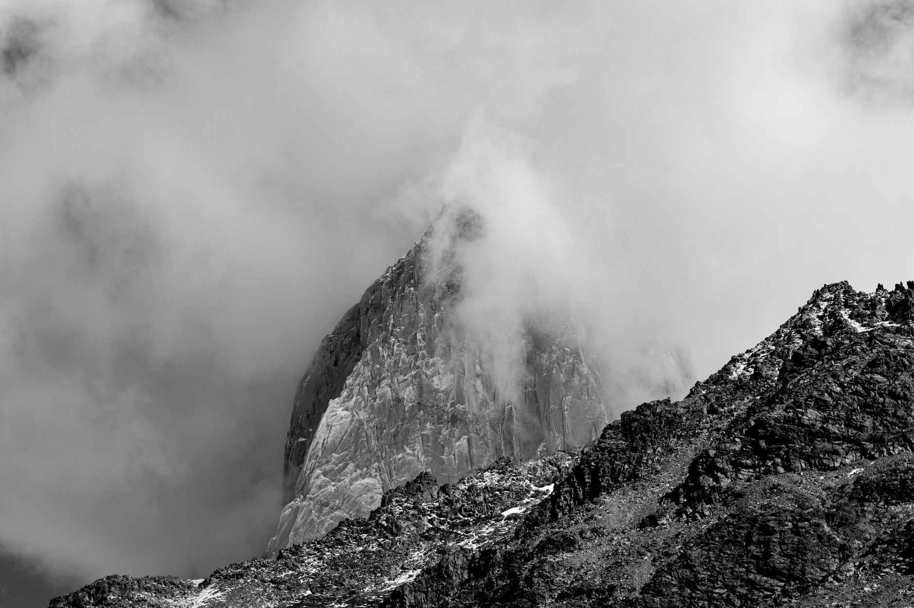 Štít Fitz Roy nad trekovým městečkem El Chaltén v argentinské Patagonii