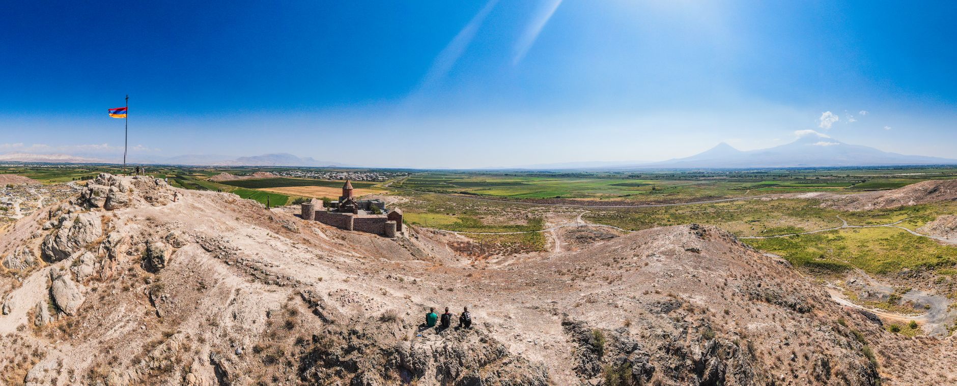 Klášter Chor Virap s biblickou horou Ararat v pozadí v Arménii