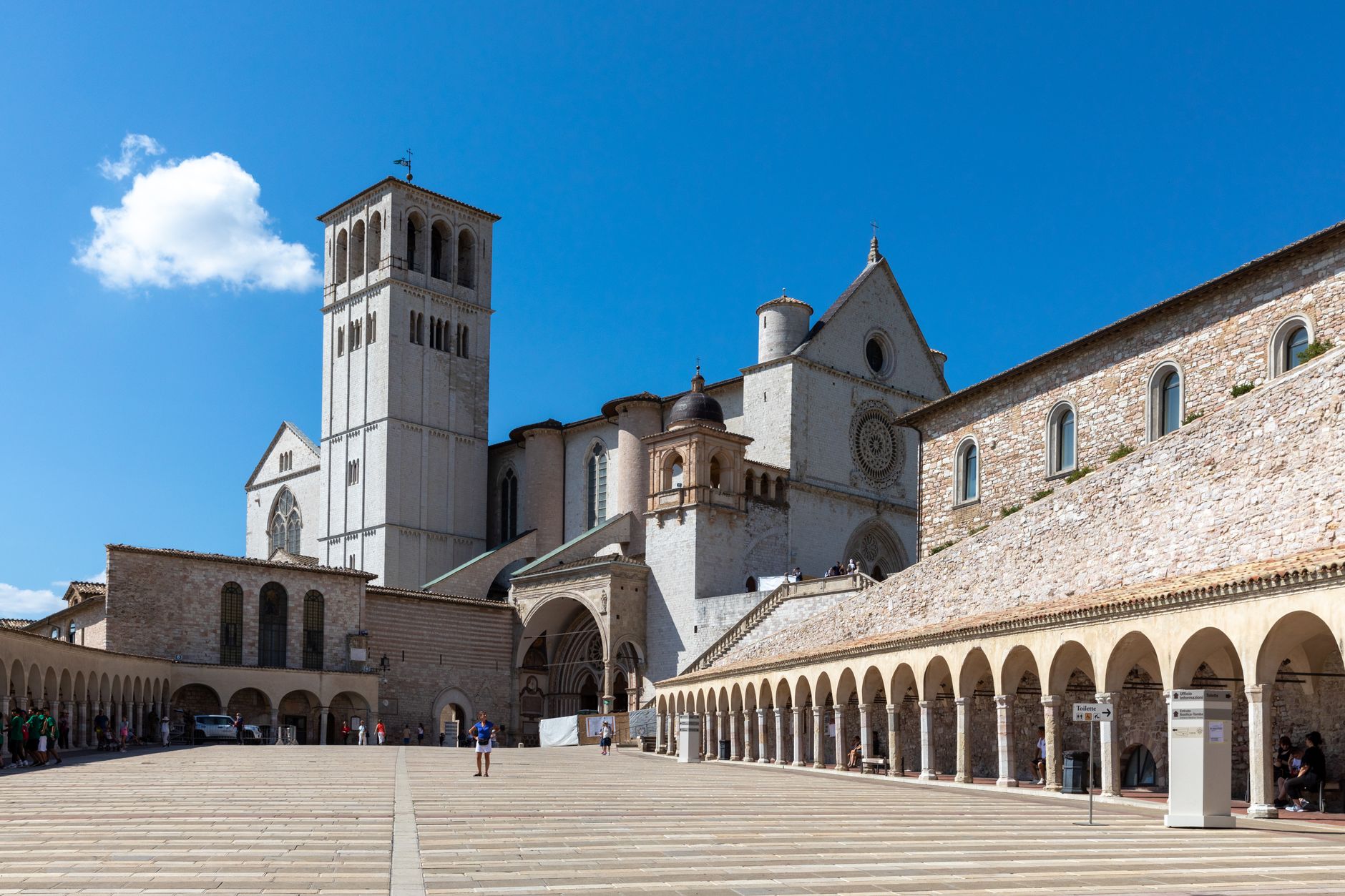Bazilika svatého Františka v Assisi s arkádami a zvonicí na kamenném návrší
