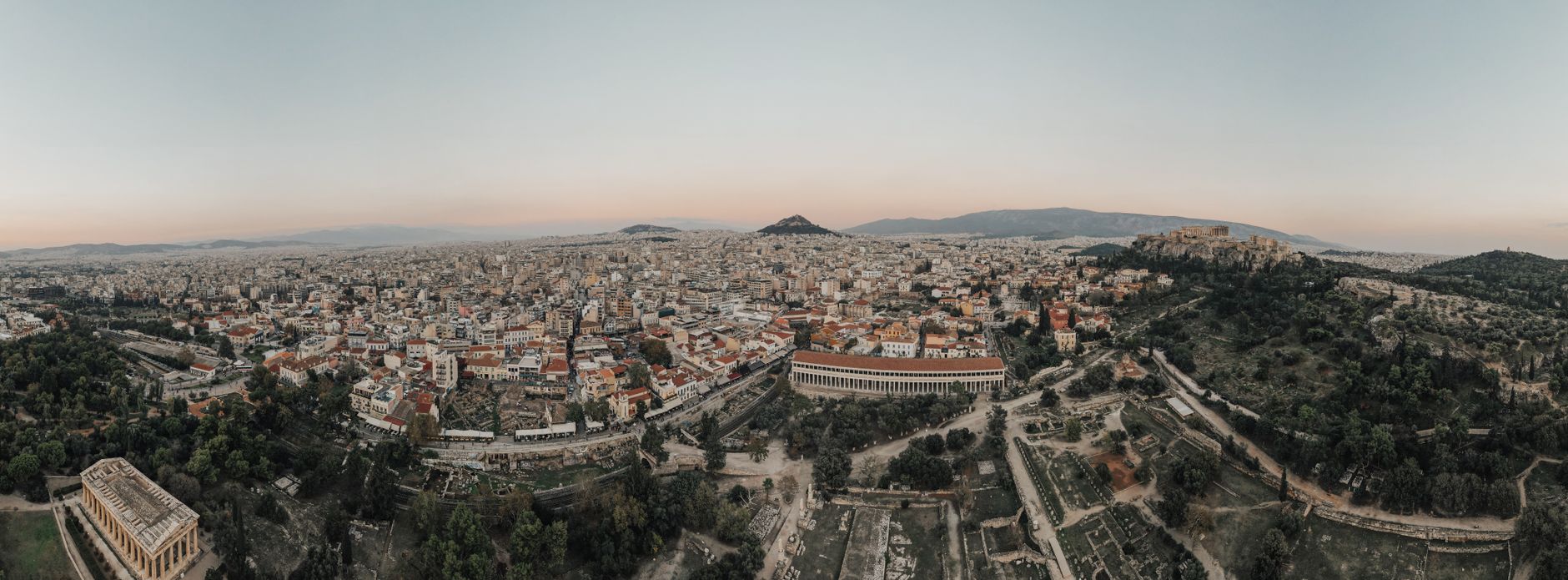 Akropolis s Parthenónem nad střechami Athén za jasného dne
