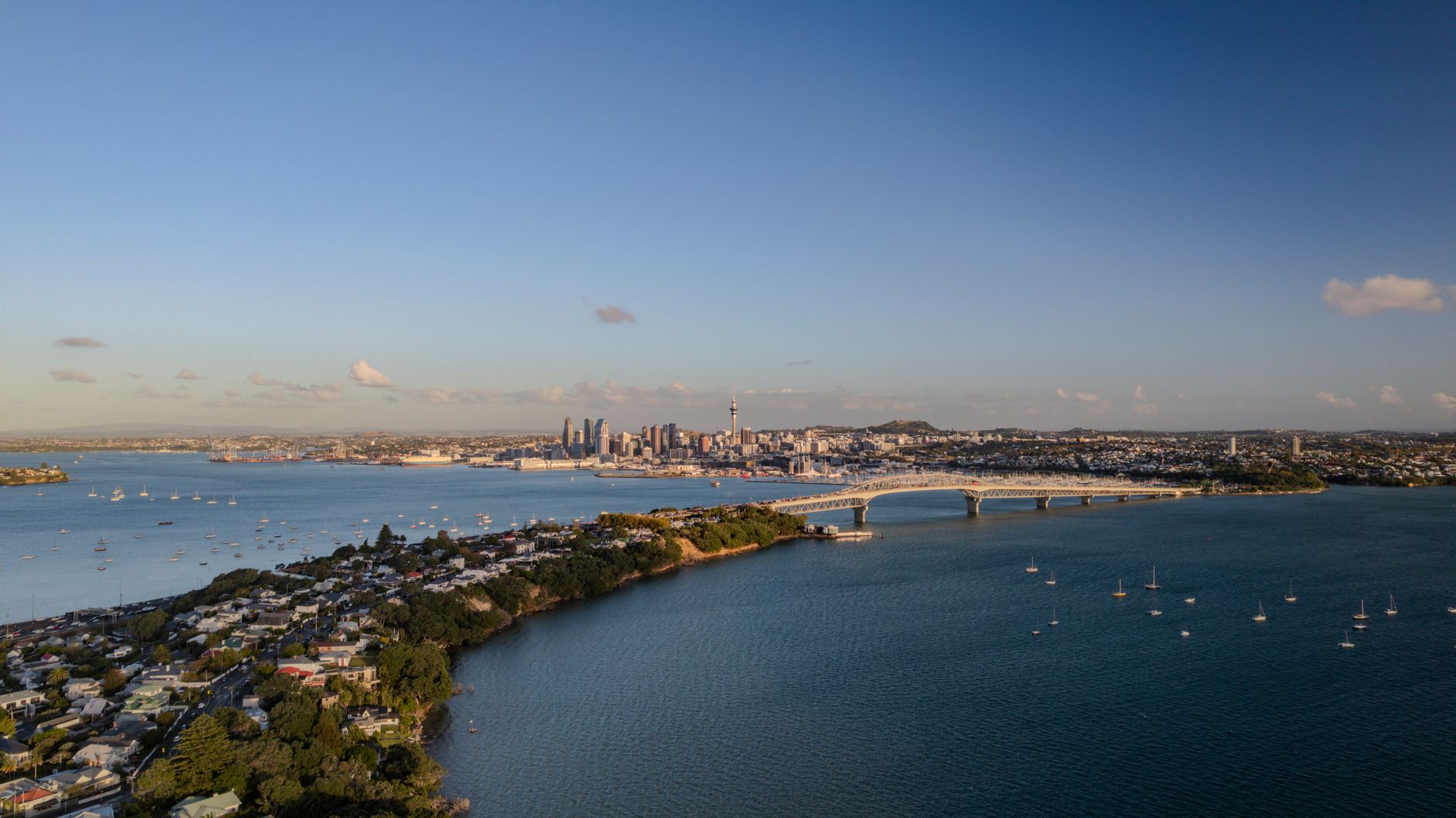Přístavní trajekt v zálivu Waitemata před panoramatem Aucklandu