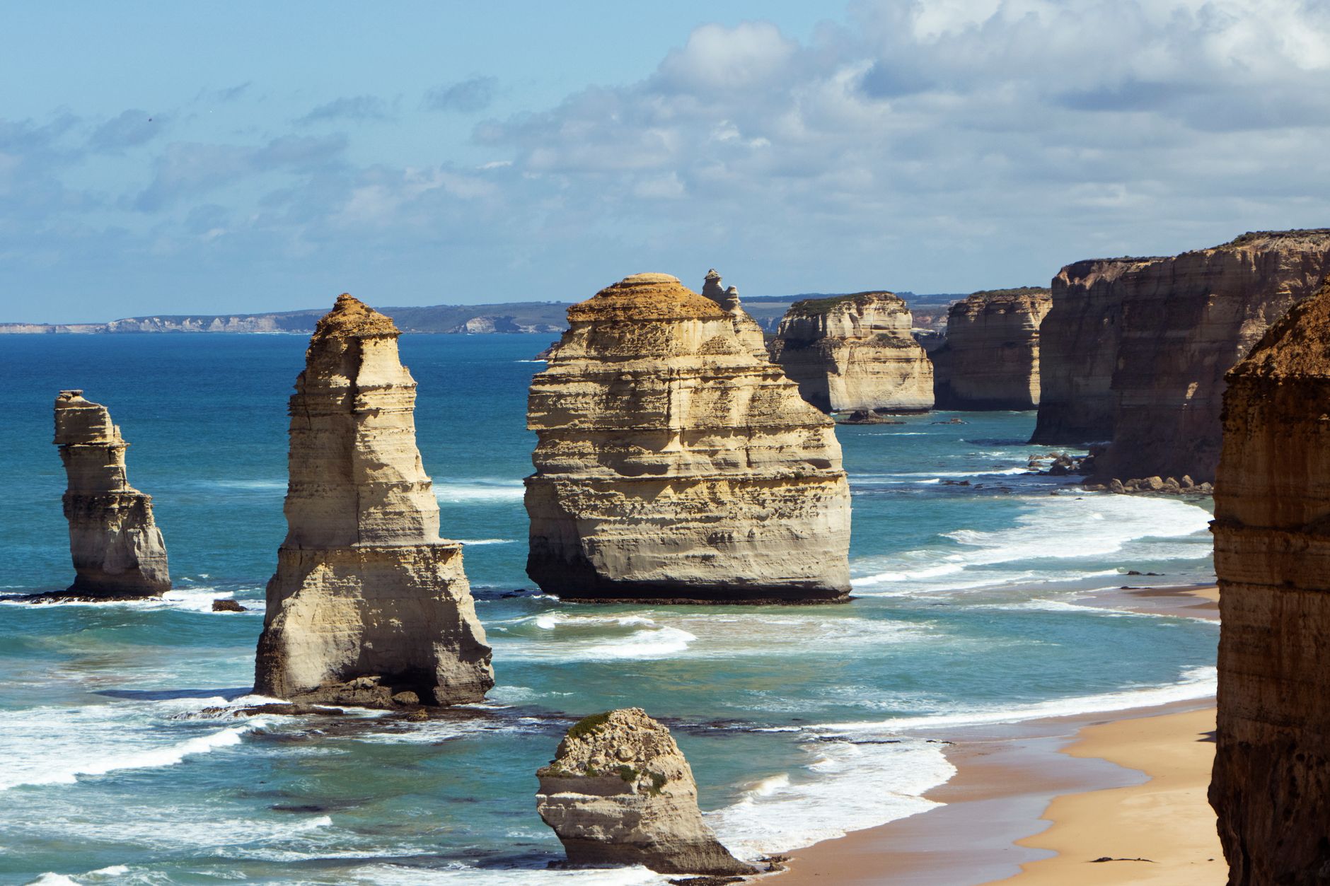 Skalní útesy Dvanácti apoštolů Twelve Apostles vyčnívající z oceánu podél Great Ocean Road