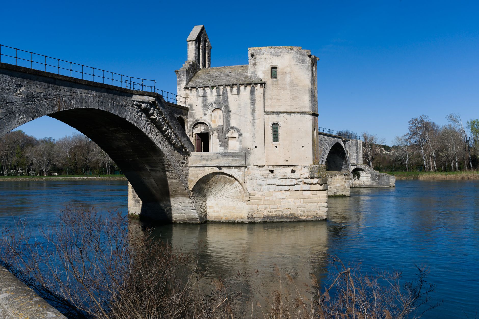 Most Saint-Bénézet v Avignonu zakončený uprostřed řeky Rhôny