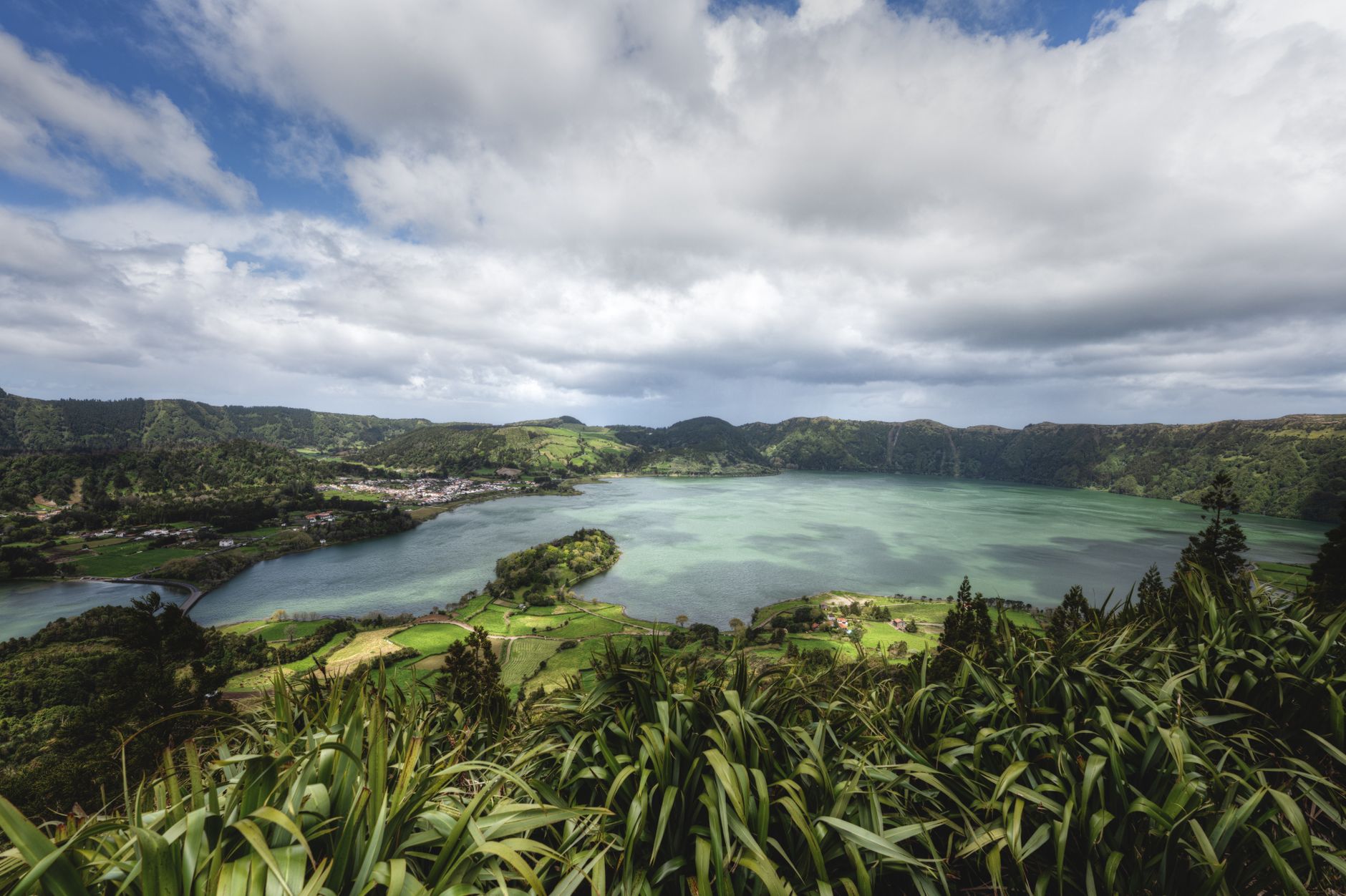 Sopečná jezera Sete Cidades v kráteru na ostrově São Miguel na Azorech s panoramatem zeleného vnitrozemí
