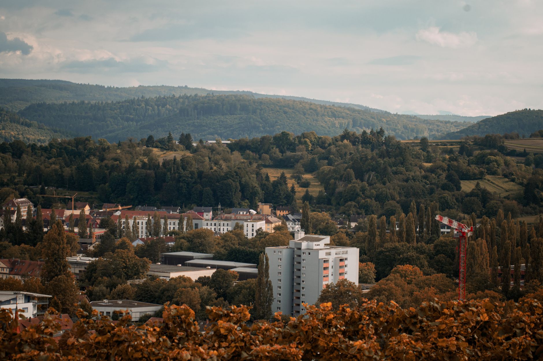 Panorama lázeňského města Baden-Baden s historickými budovami a zalesněnými kopci Černého lesa v pozadí