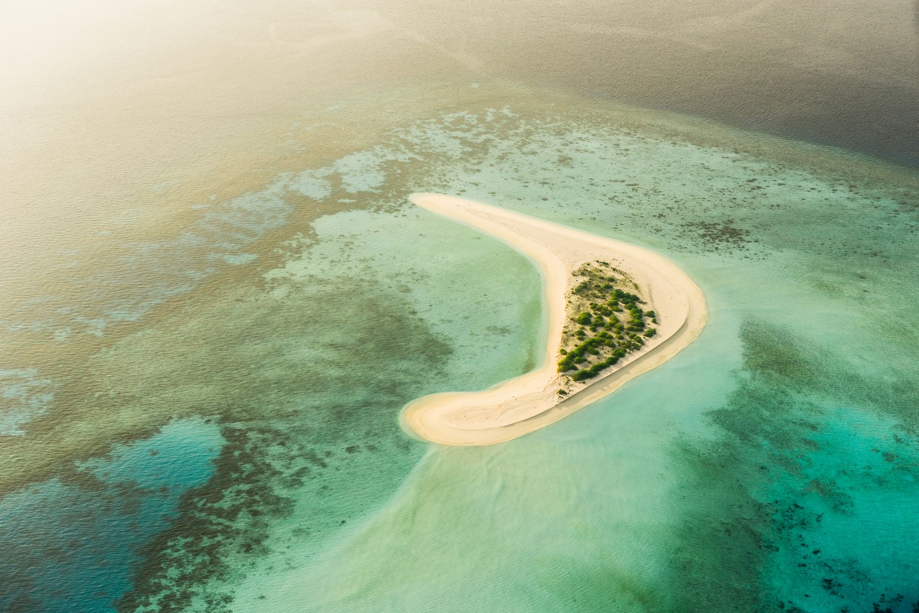 Pohled z výšky na tyrkysové mělčiny a písečné lavice bahamského souostroví v Atlantiku