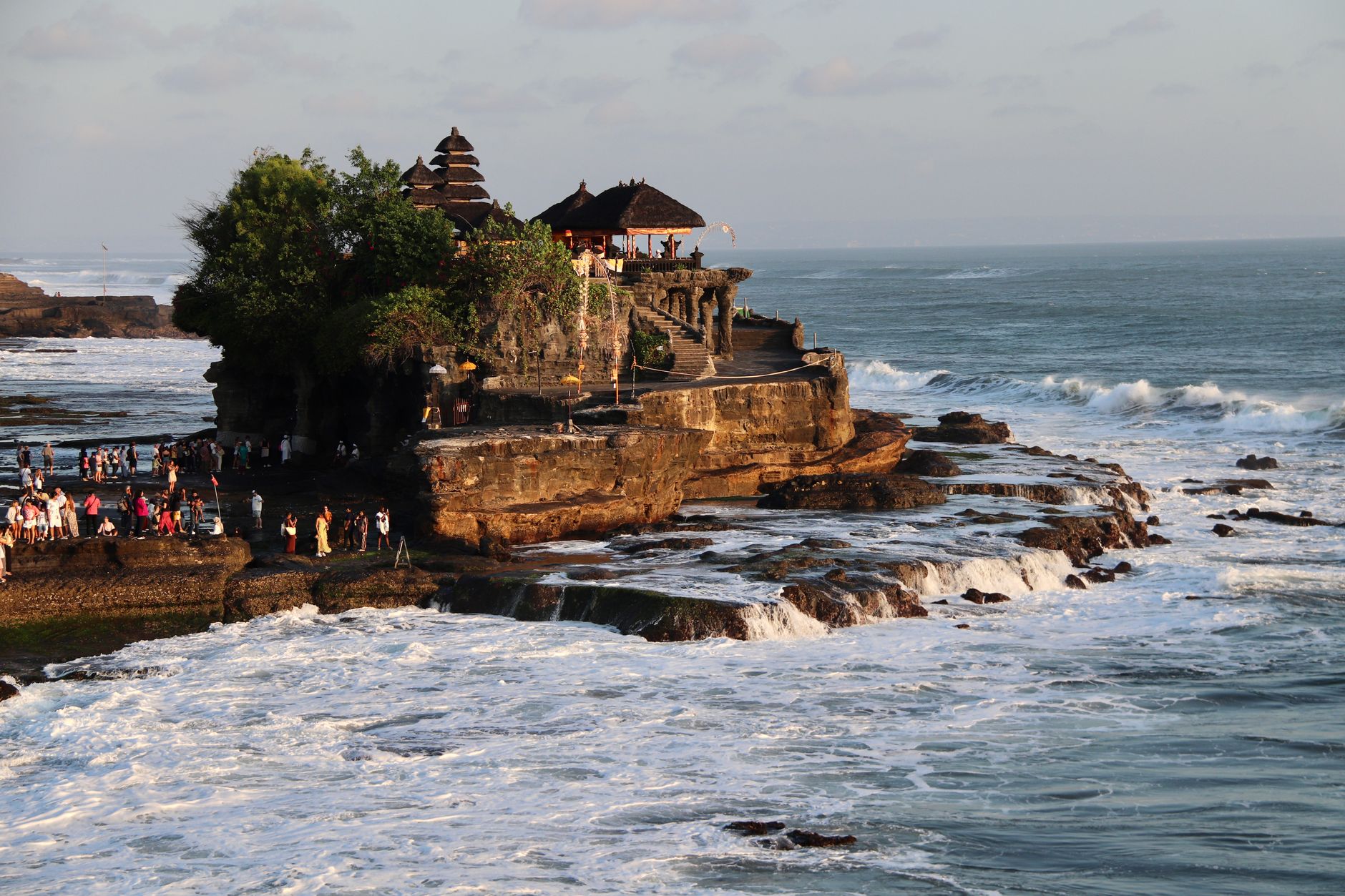 Brána chrámu Pura Lempuyang na Bali s výhledem na sopku Agung v ranní mlze