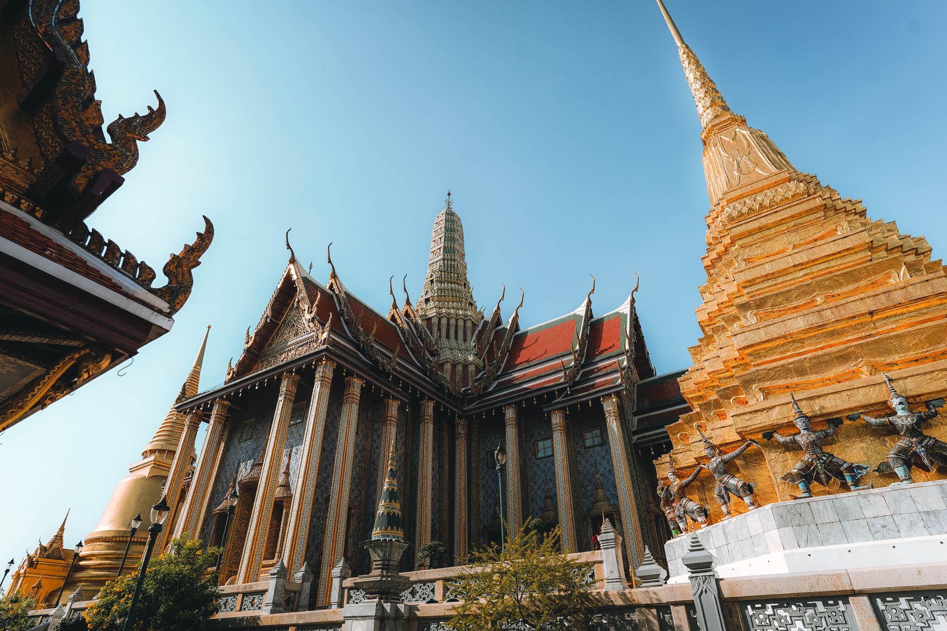 Zlatá špička chrámu Wat Phra Kaew v areálu Velkého paláce v Bangkoku