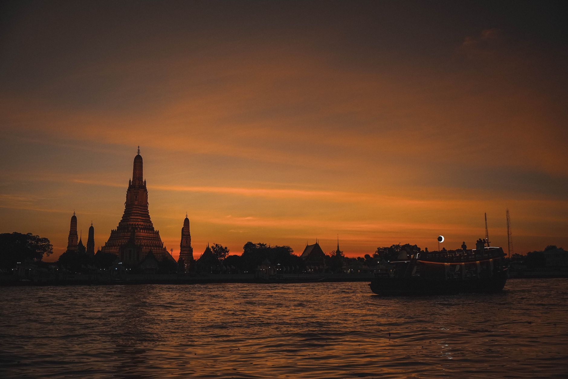Panorama Bangkoku s chrámem Wat Arun a řekou Chao Phraya za soumraku