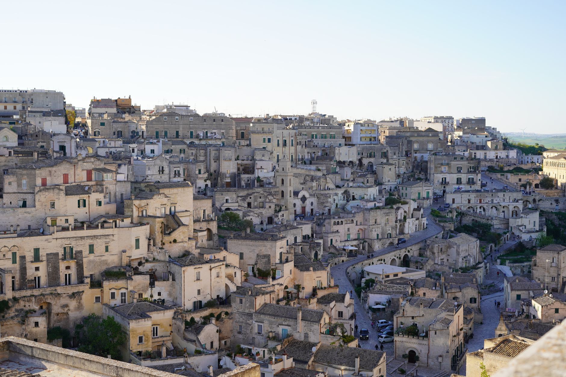 Panorama jeskynního města Matera s domy Sassi vytesanými do skály v Basilicatě