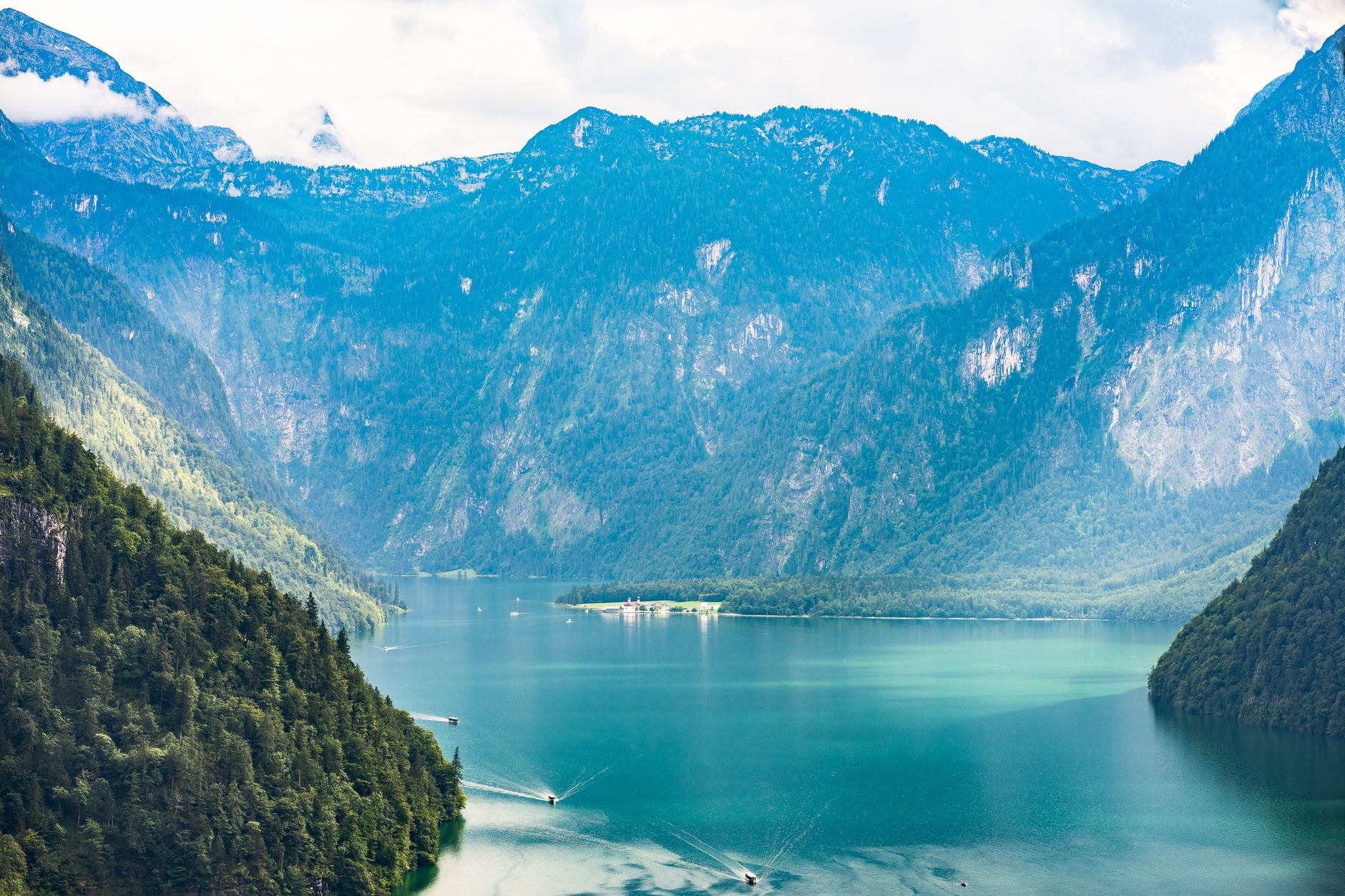Tyrkysové jezero Königssee mezi strmými alpskými svahy v Berchtesgadenu