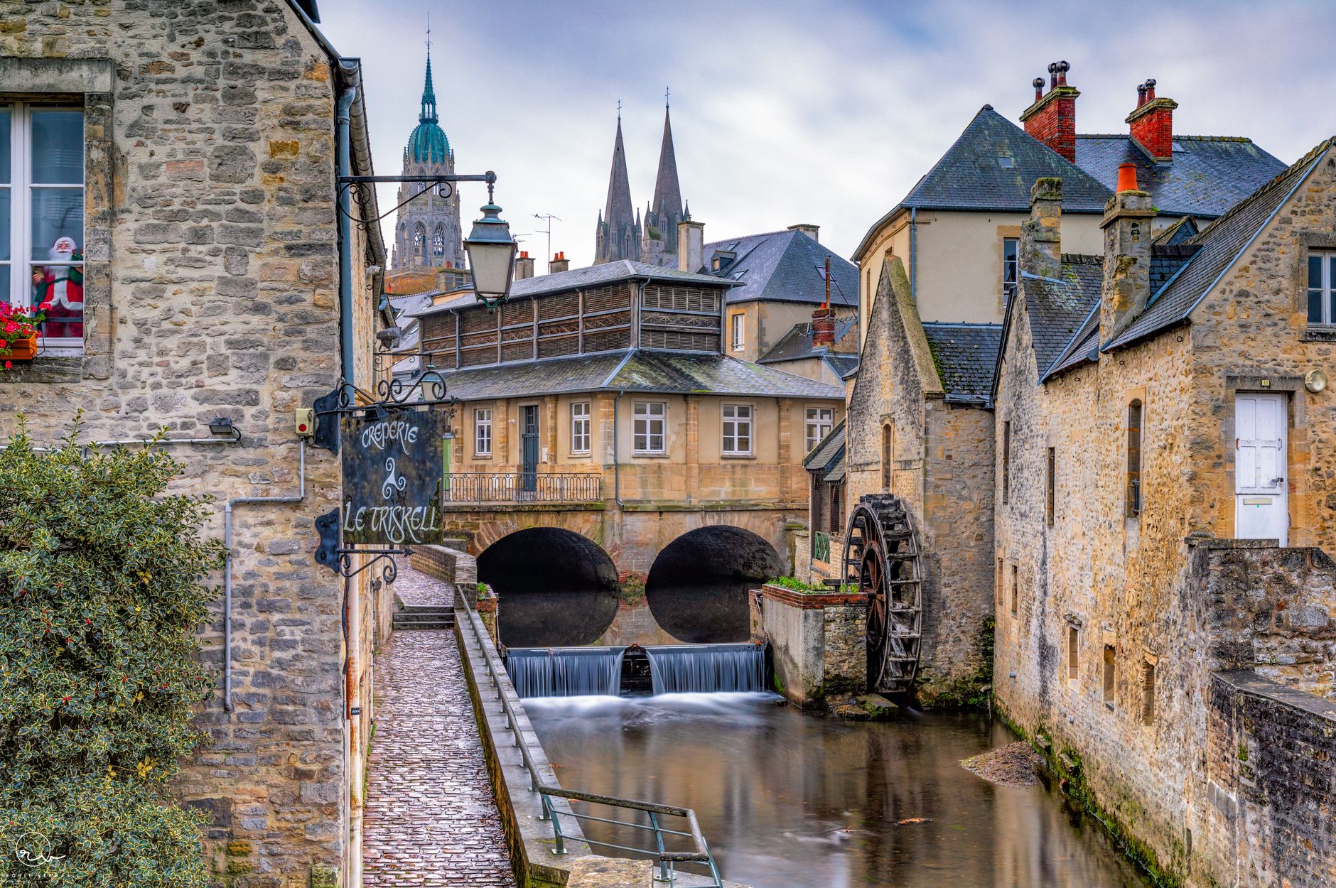 Gotická katedrála Notre-Dame v Bayeux nad střechami historického města v Normandii