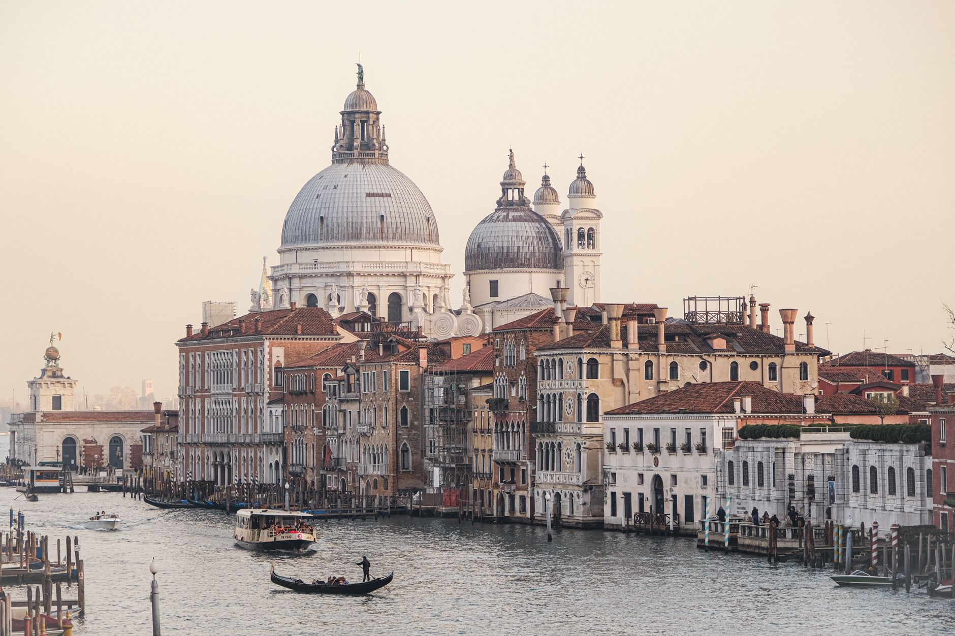 Panorama Benátek s Canal Grande a bazilikou Santa Maria della Salute za soumraku
