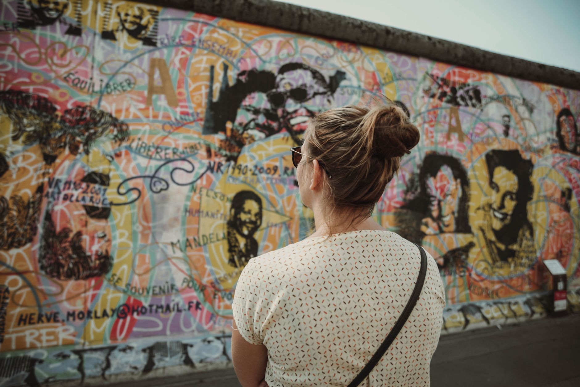 Pomalovaný úsek Berlínské zdi East Side Gallery podél řeky Sprévy