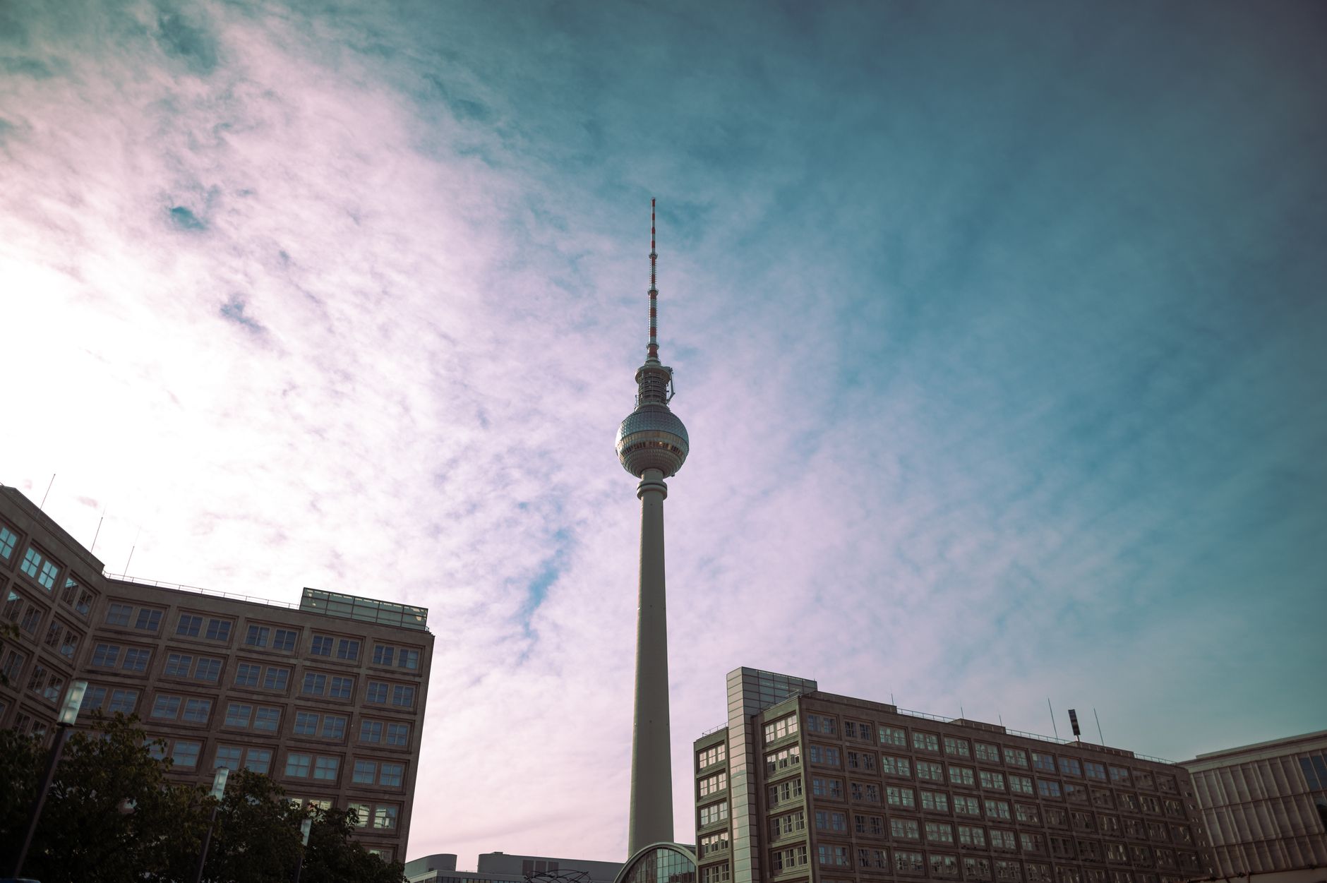 Berlínská televizní věž Fernsehturm nad náměstím Alexanderplatz za soumraku