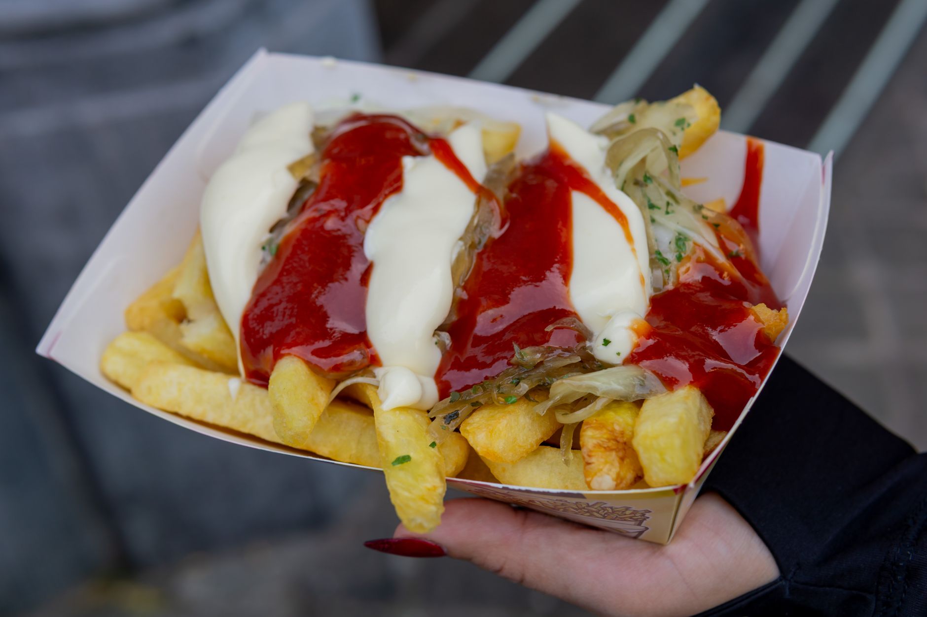 Berlínská currywurst s kari kečupem a hranolky na papírovém tácku