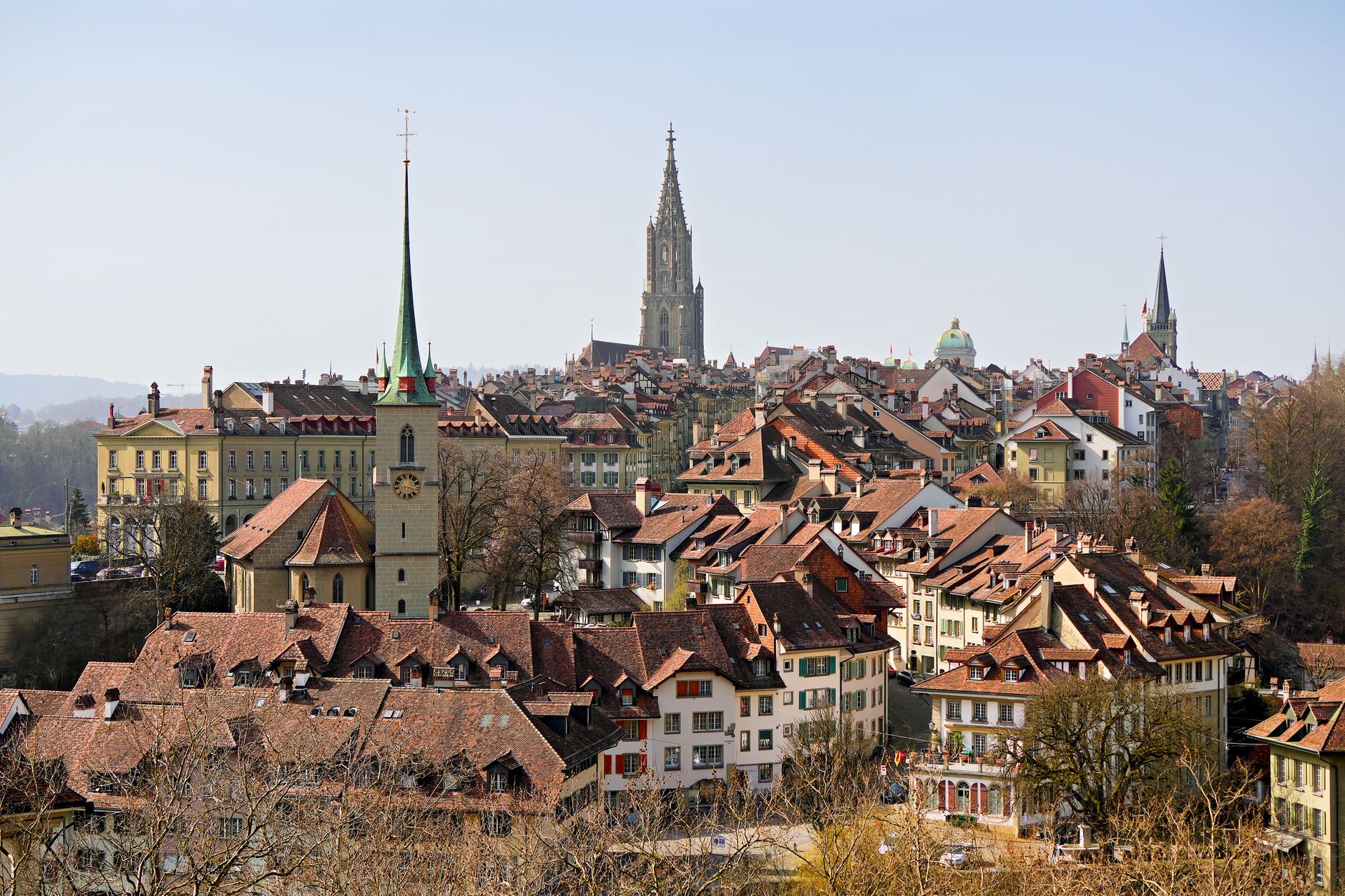 Výhled z růžové zahrady Rosengarten na panorama starého Bernu s katedrálou a oblouk řeky Aary