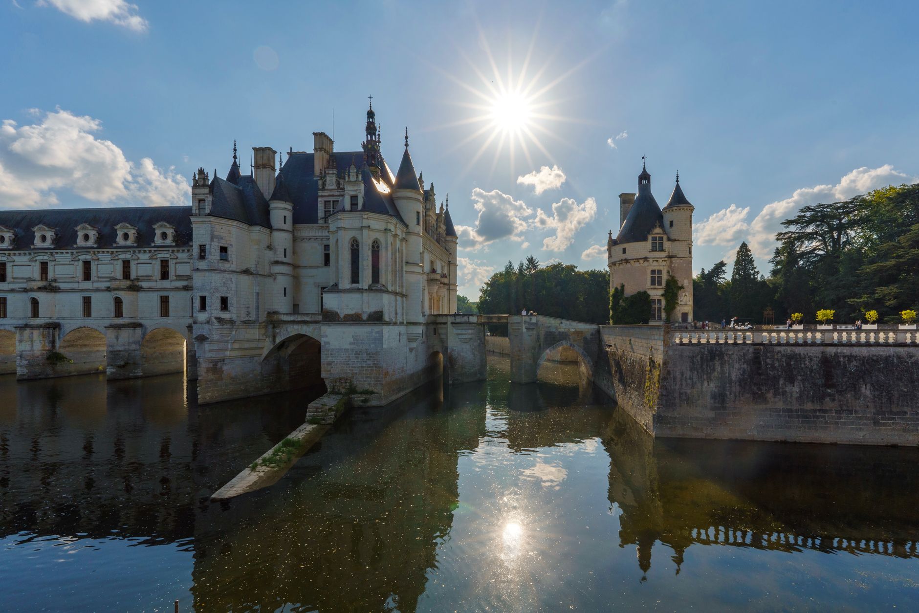 Zahrady a renesanční fasáda zámku Chenonceau klenoucího se přes řeku Cher