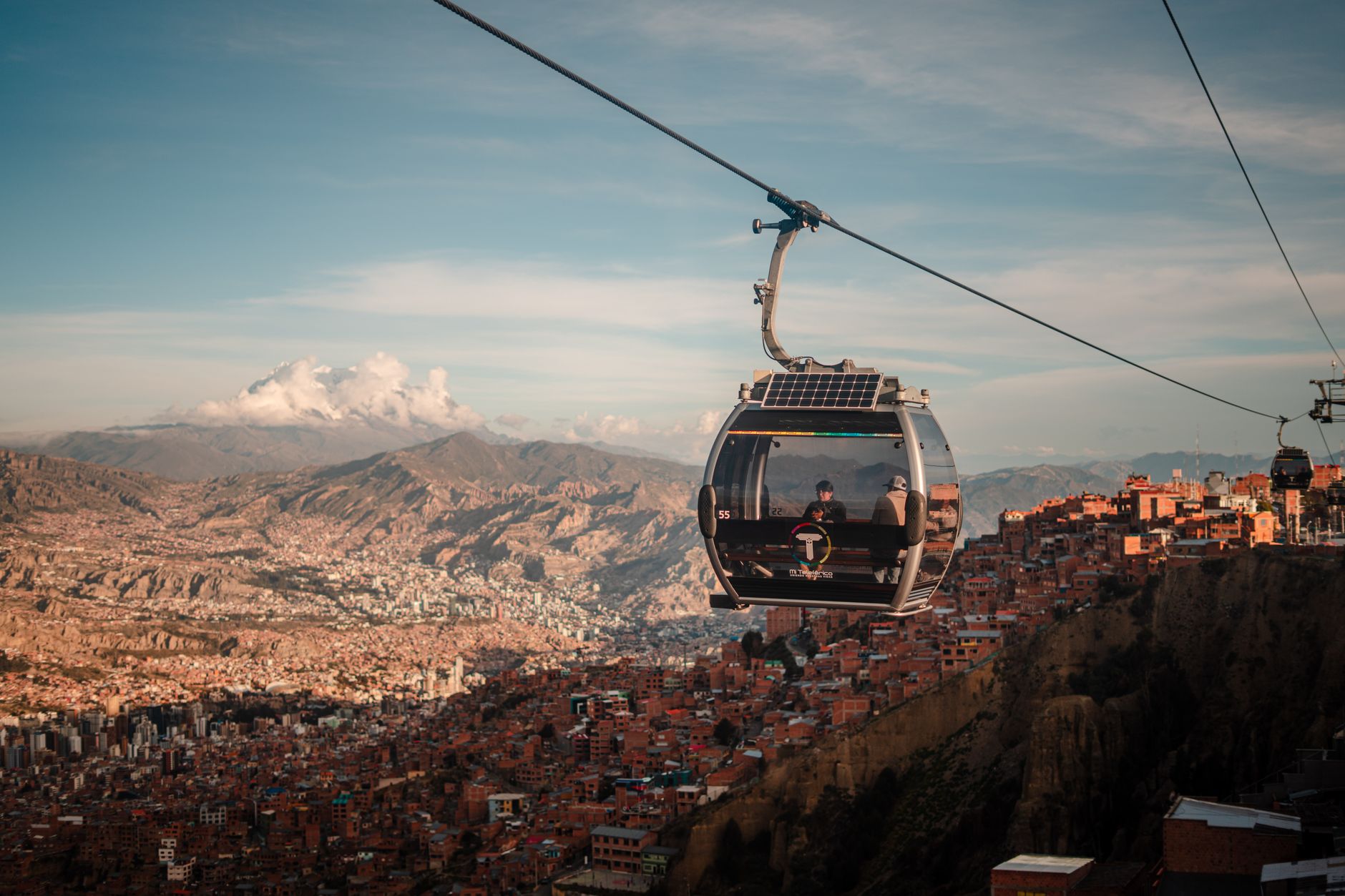 Panorama velkoměsta La Paz v Bolívii rozlitého v andské kotlině pod zasněženým vrcholem Illimani
