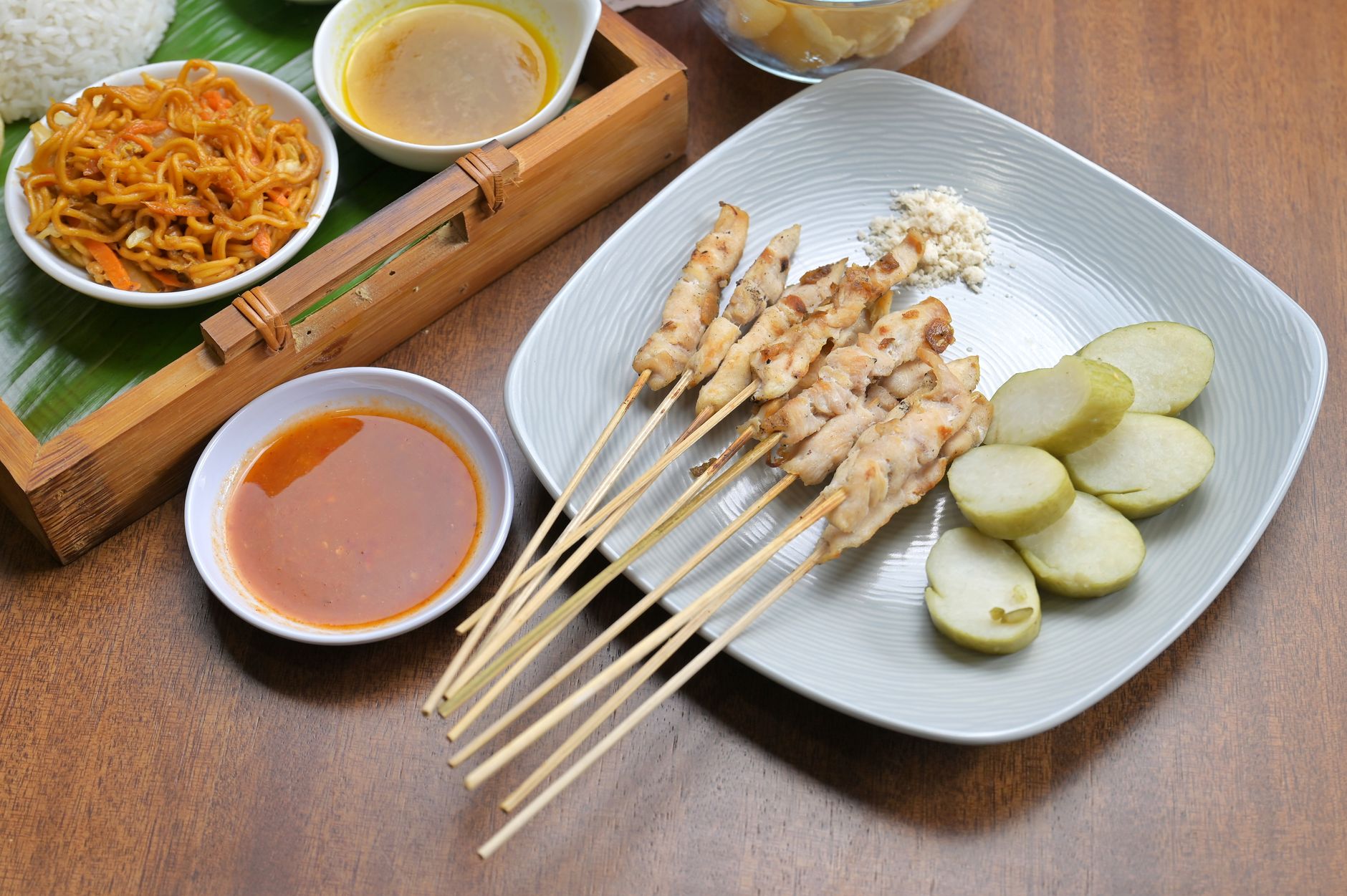 Talíř malajského pouličního jídla satay s grilovanými špízy a omáčkou na Borneu