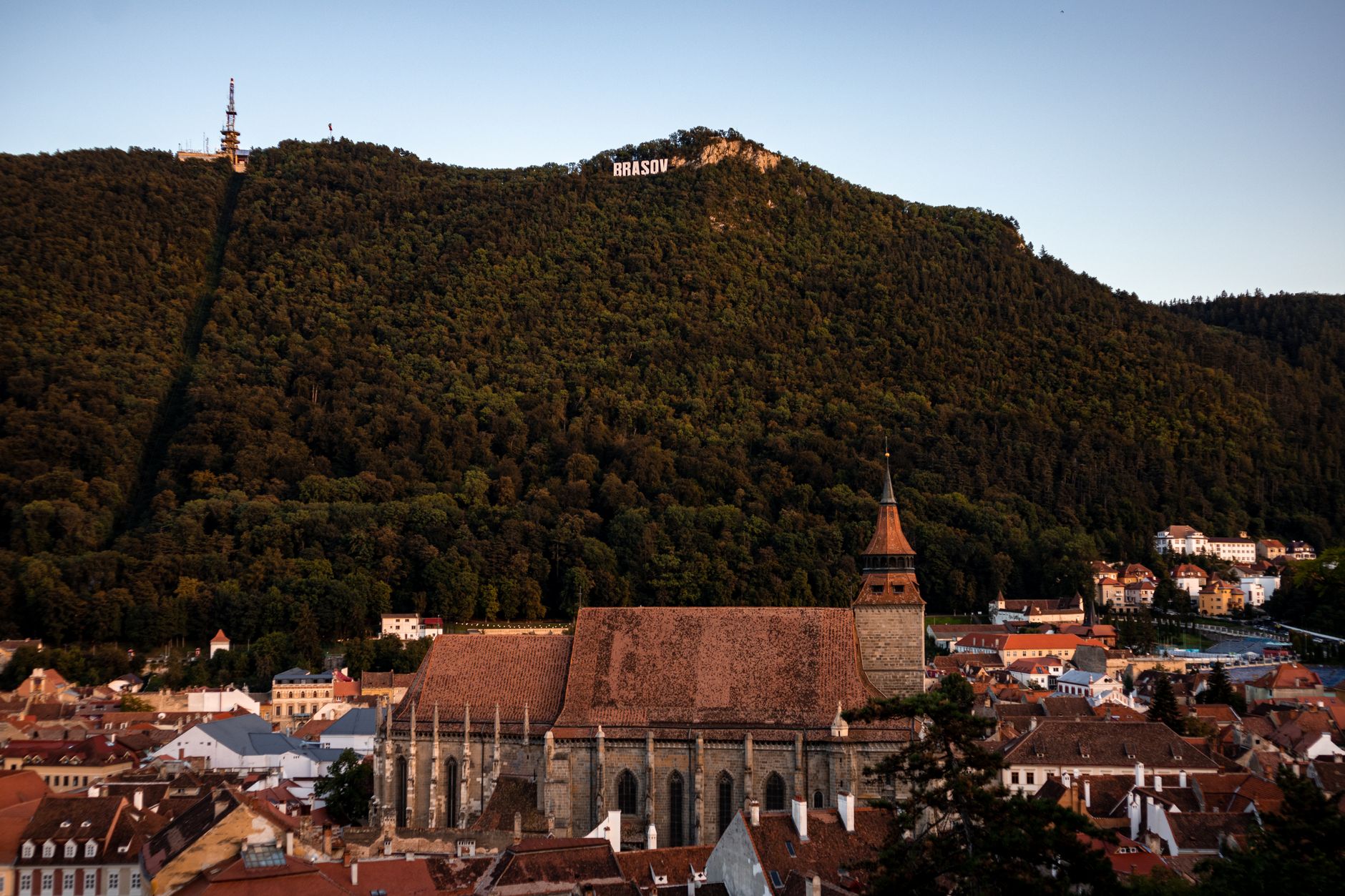 Panorama starého města Brašova s červenými střechami a horou Tâmpa v pozadí
