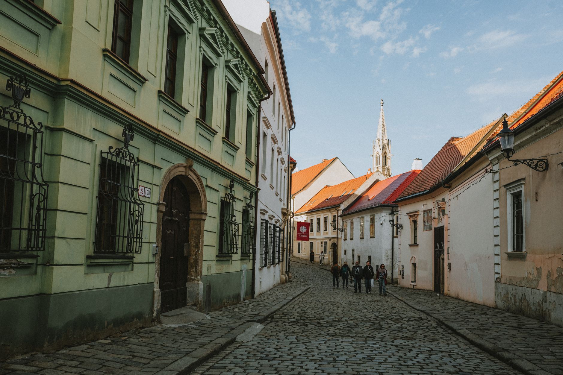 Pěší zóna v historickém centru Bratislavy s pastelovými domy a dlažbou