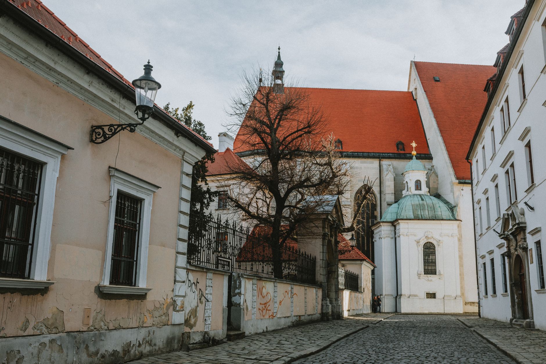 Modrý kostelík svaté Alžběty v Bratislavě, secesní stavba v pastelově modré barvě